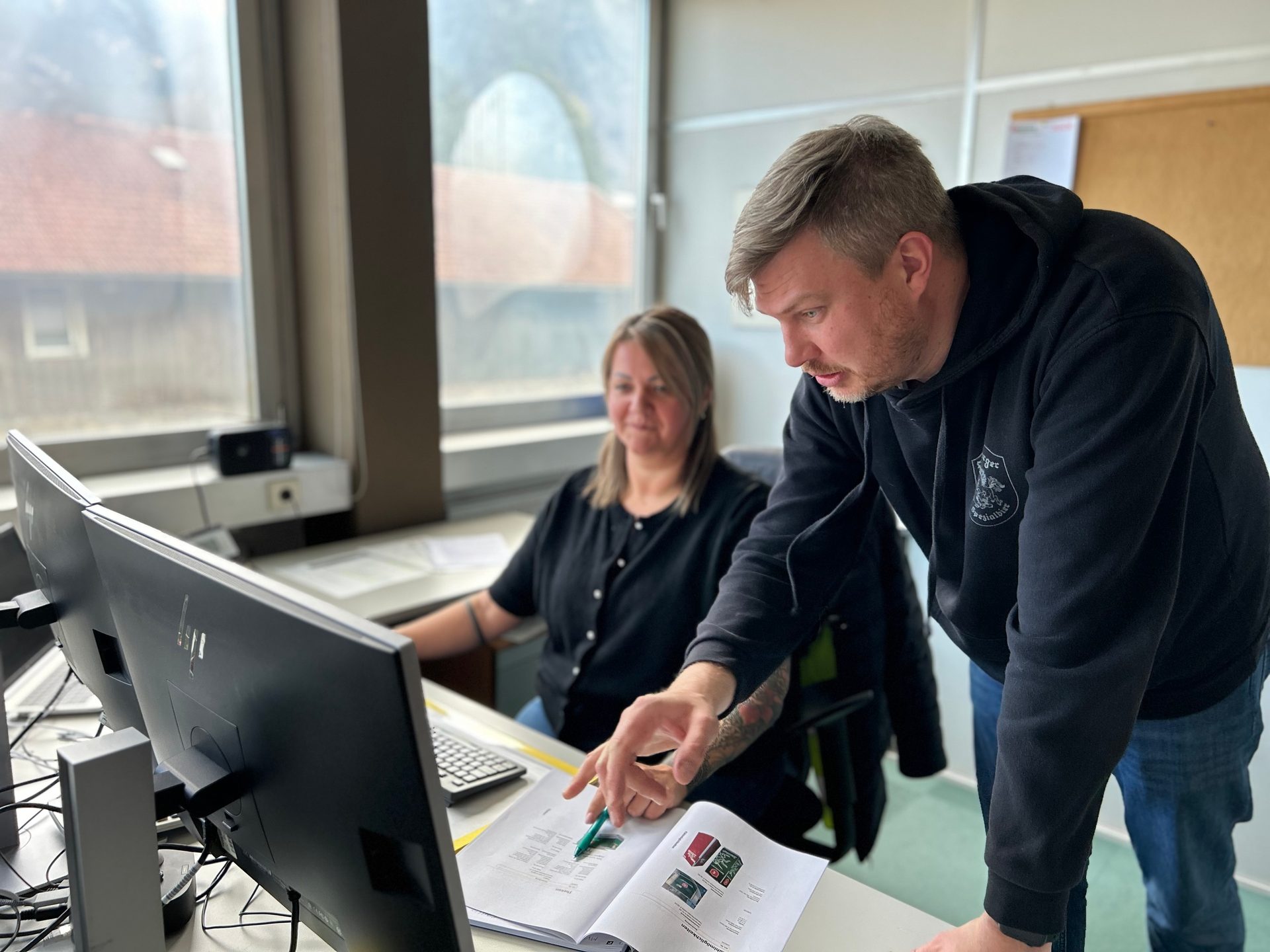 Dennis von Fohrenburg plant Events am Schreibtisch