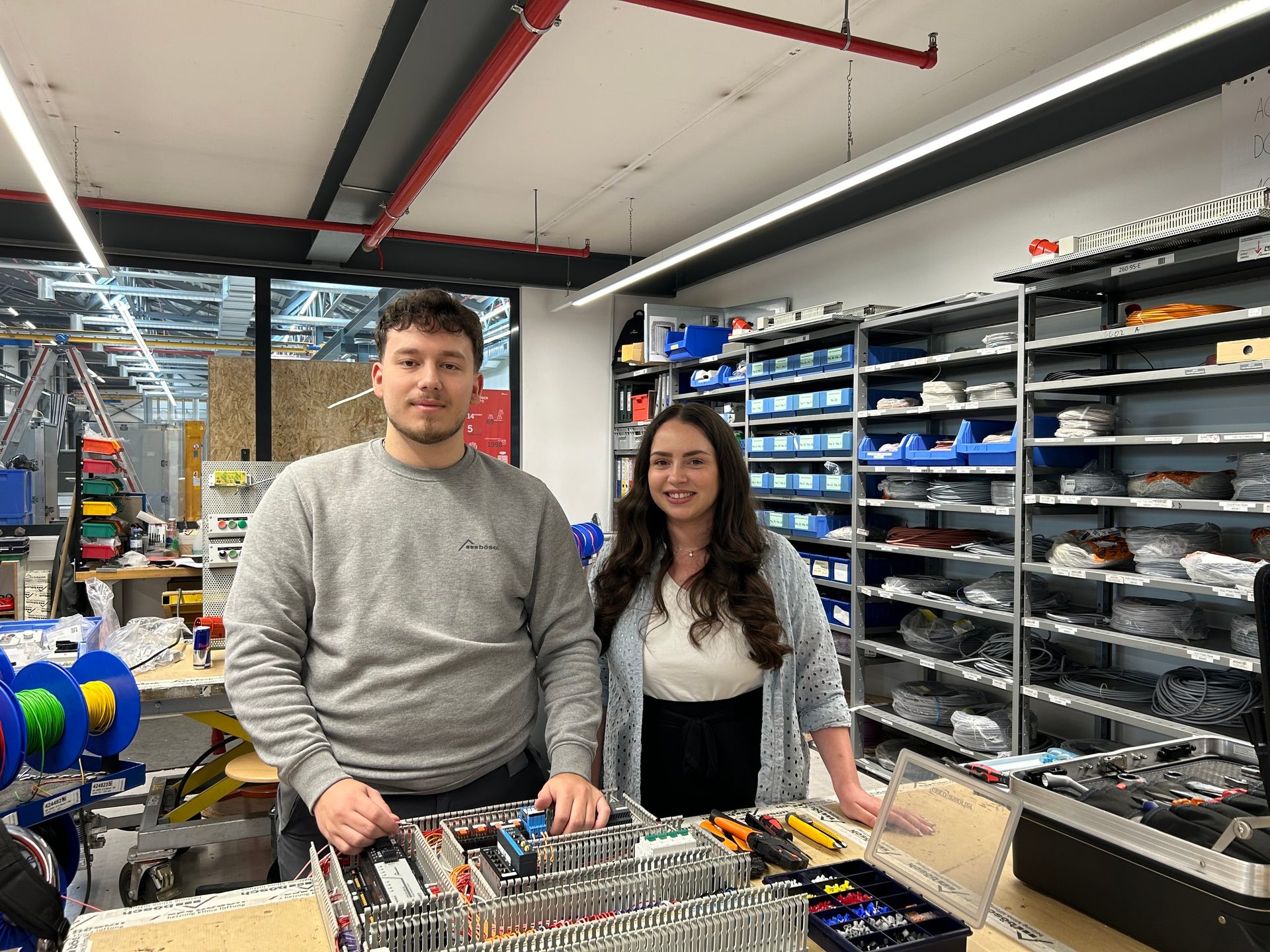 Laura-Sophie bei ihrer Arbeit als Elektrotechnikerin bei Bösch