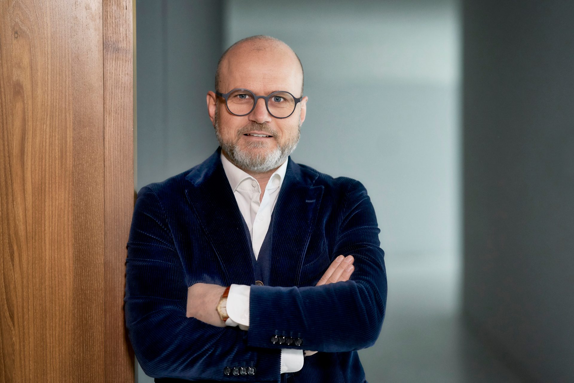 Vision Care, Formal wear, Dress shirt, White-collar worker, Facial hair, Eyewear, Sleeve, Glasses, Collar, Blazer