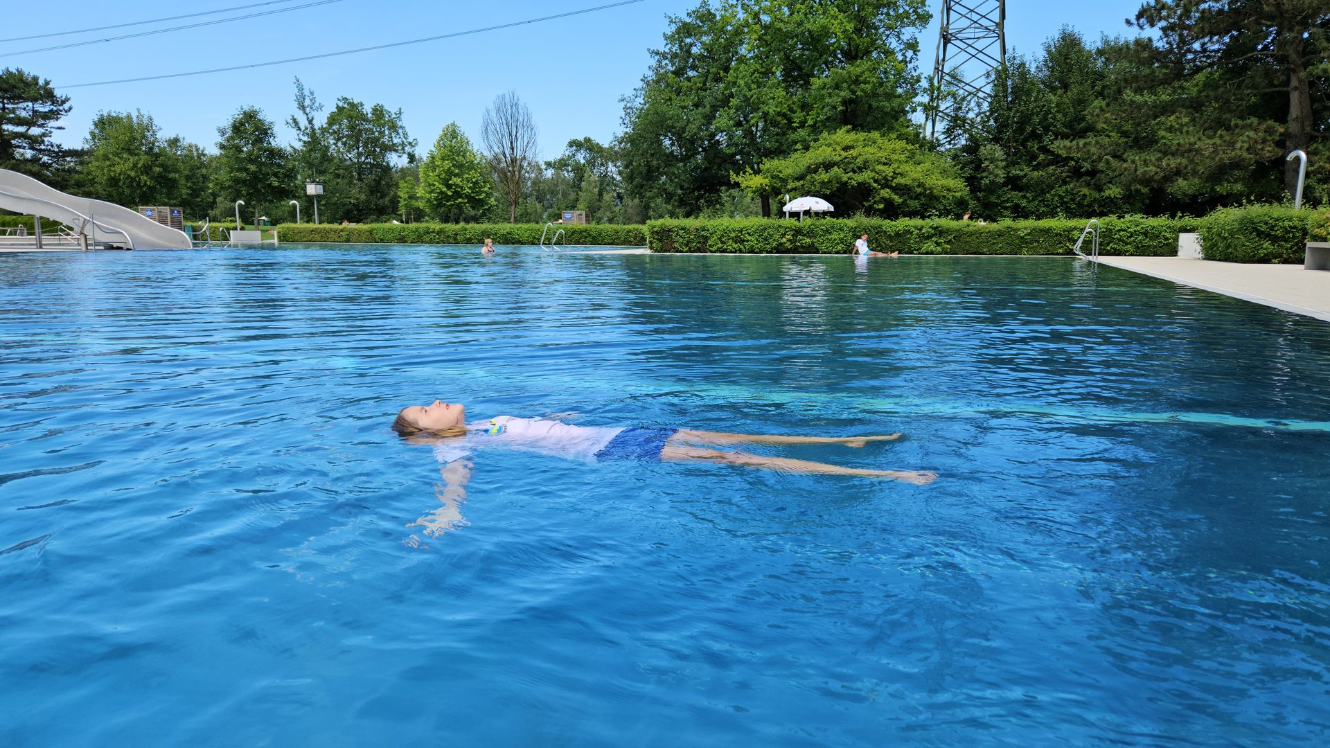 1 Minute an Ort über Wasser halten