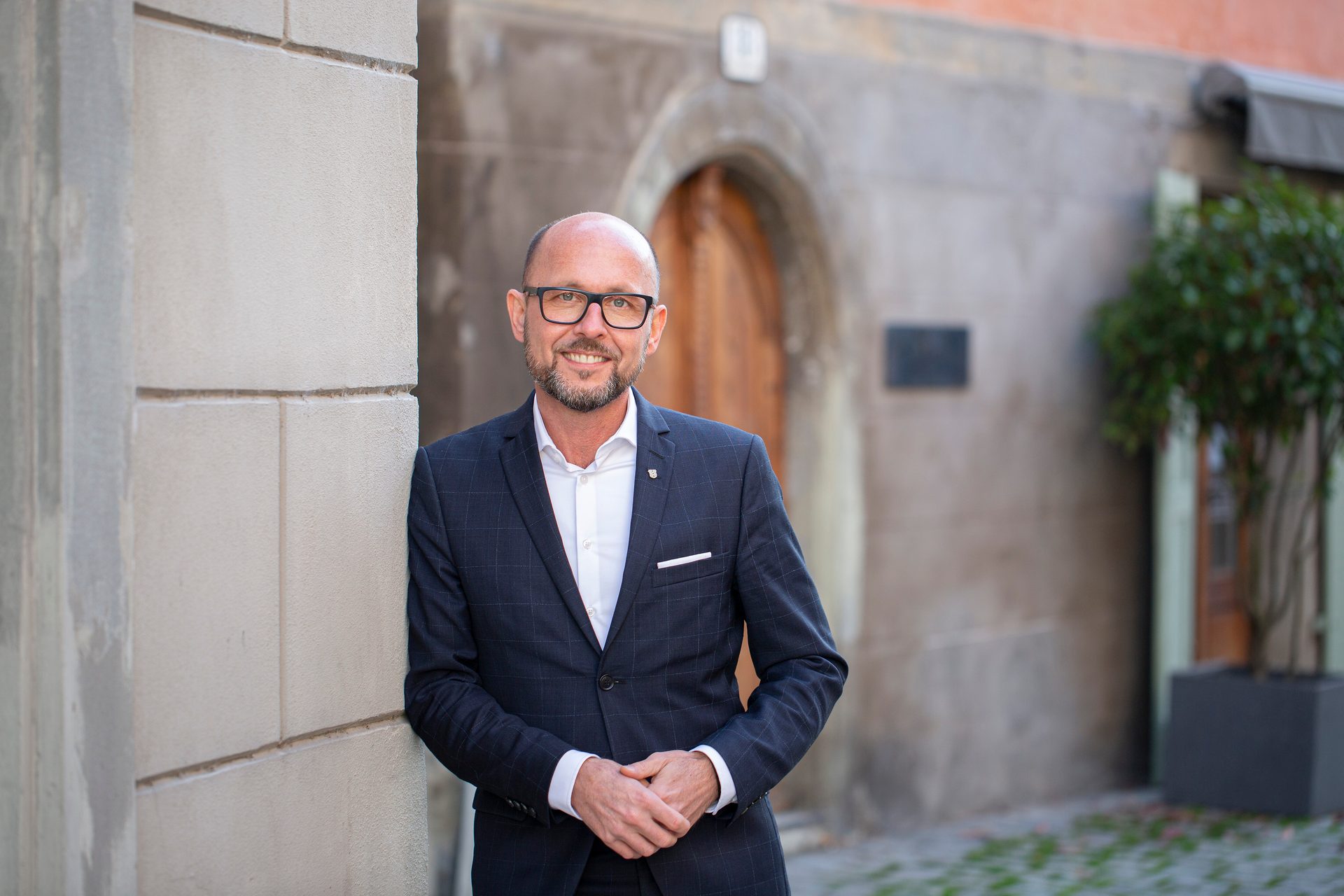 Vision Care, Formal wear, Facial expression, Eyewear, Glasses, Sleeve, Collar, Smile, Standing, Blazer