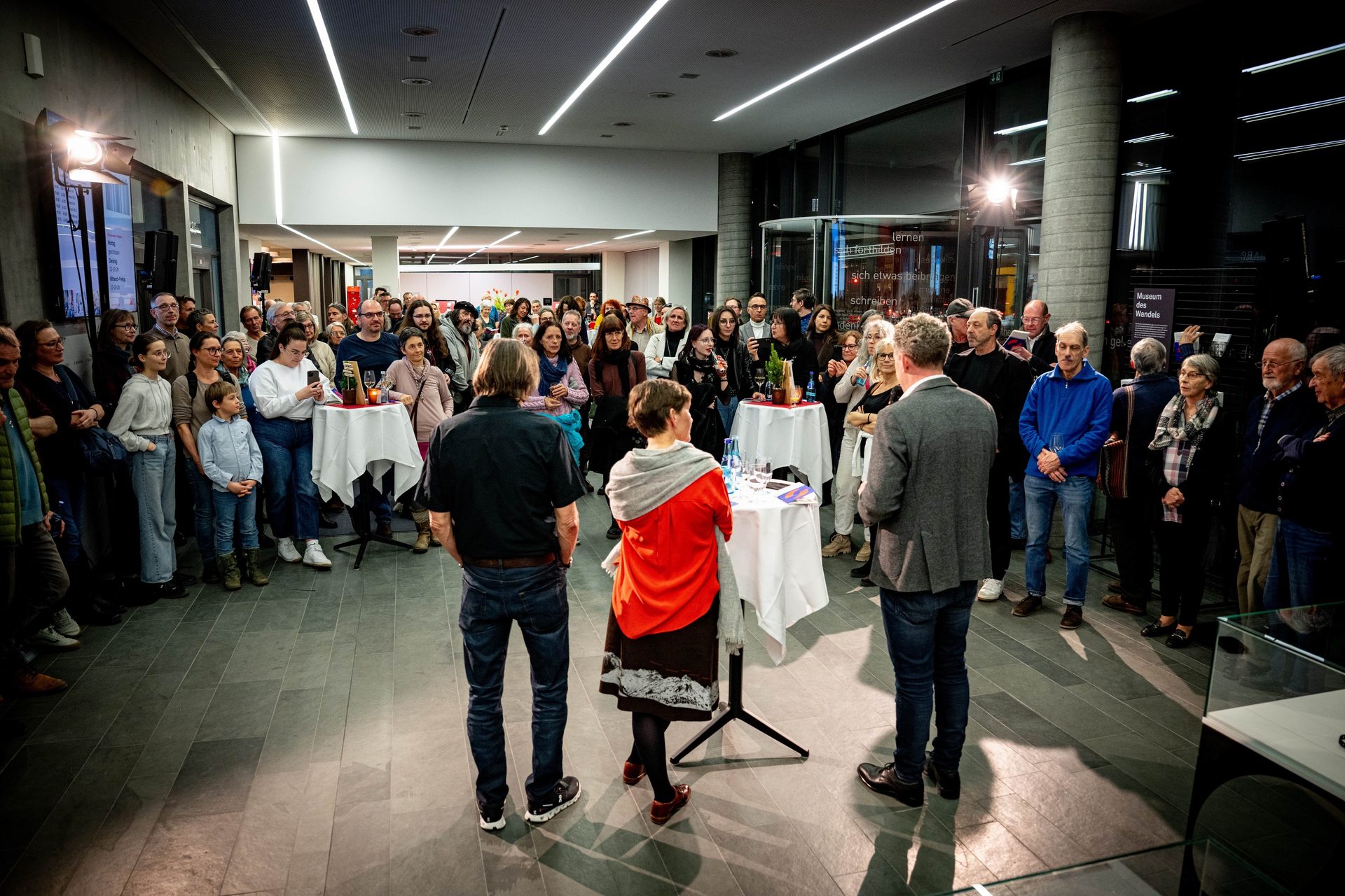 Social group, Clothing, Crowd, Jeans, Trousers, Event, Interaction, Audience, Coat, Hall