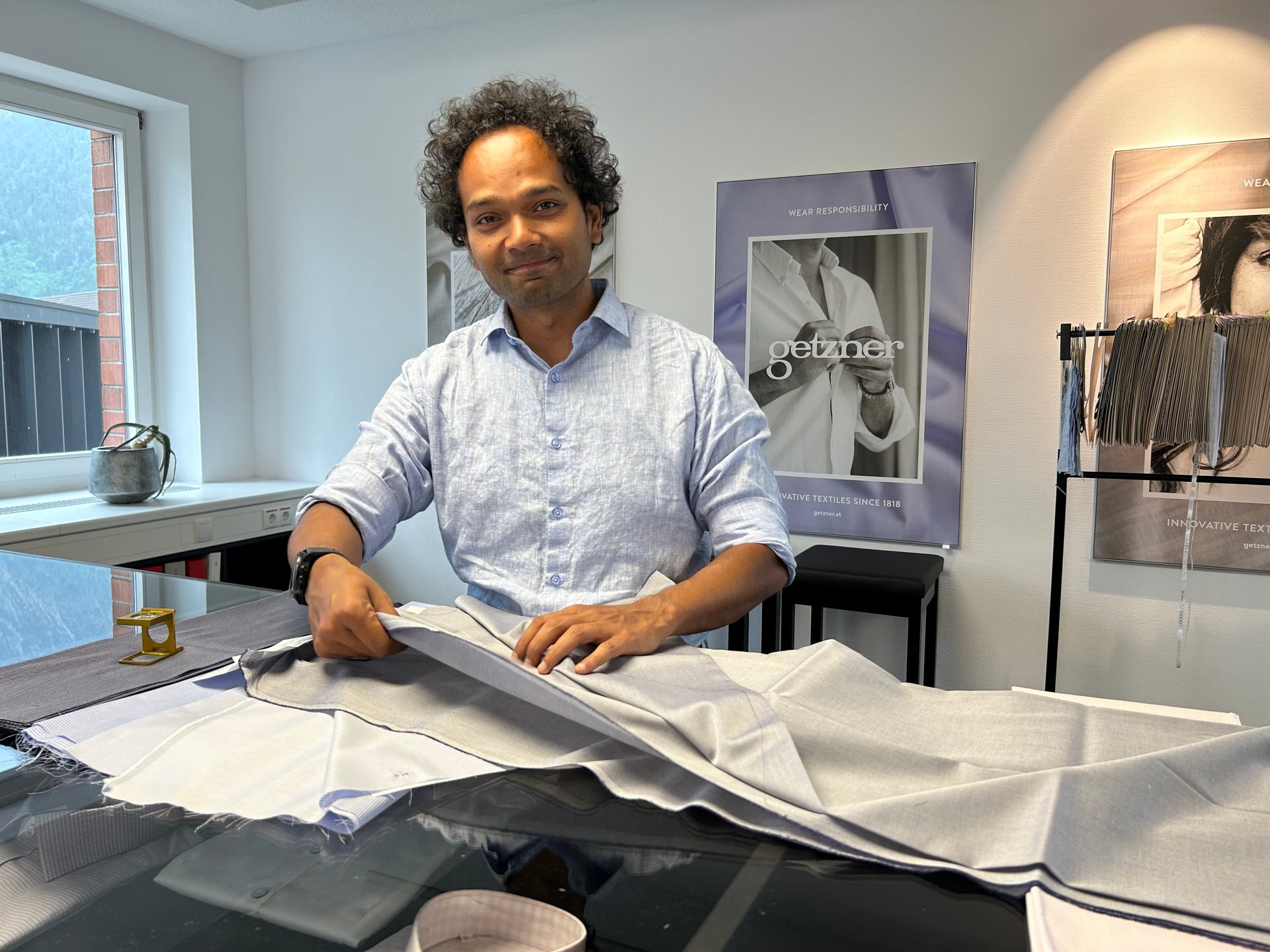 Ankur Jaiswal bei der Qualitätskontrolle eines Stoffes bei Getzner Textil.