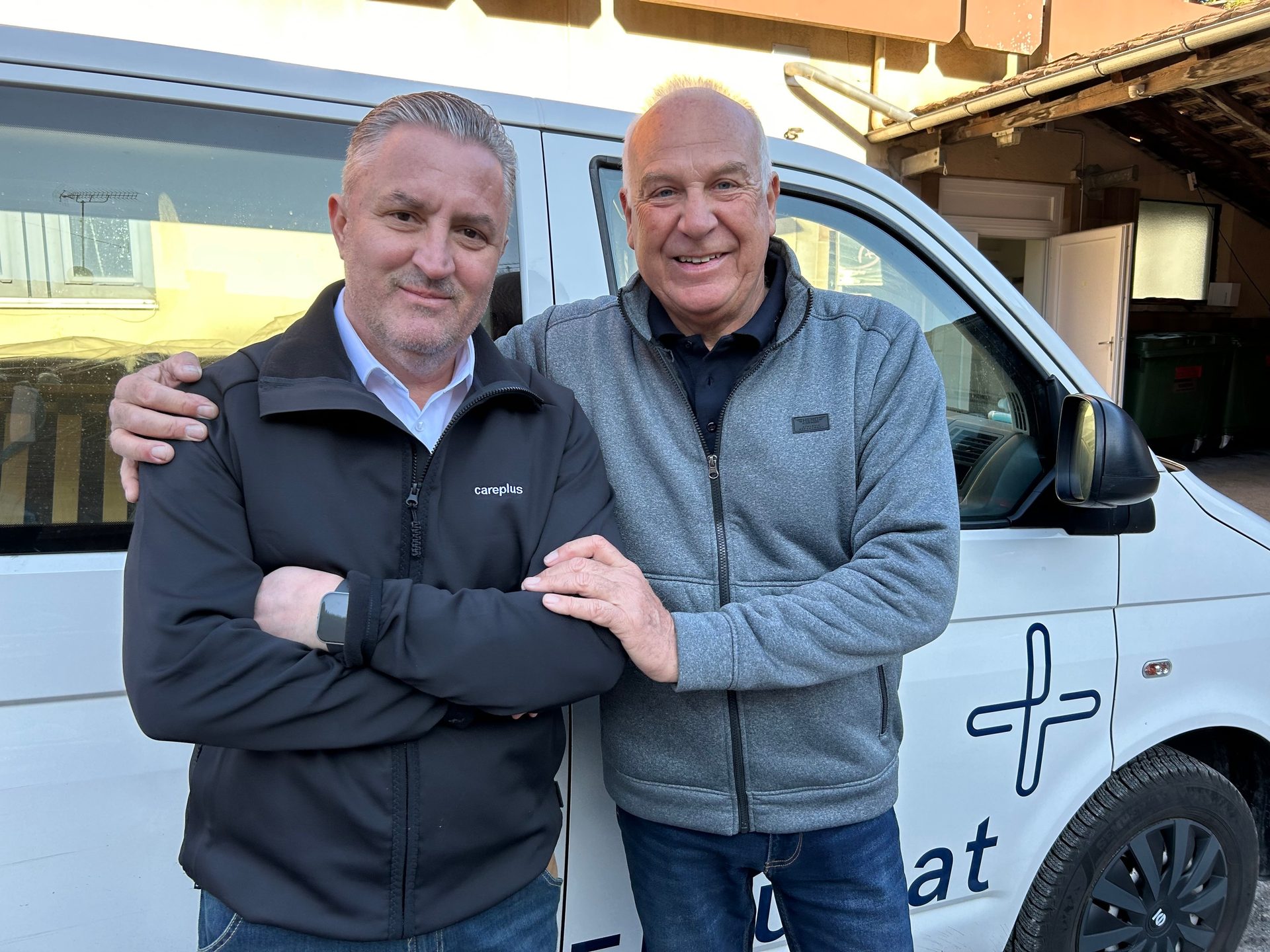 Hannes und Marian liefern ein Komfortbett von Careplus aus