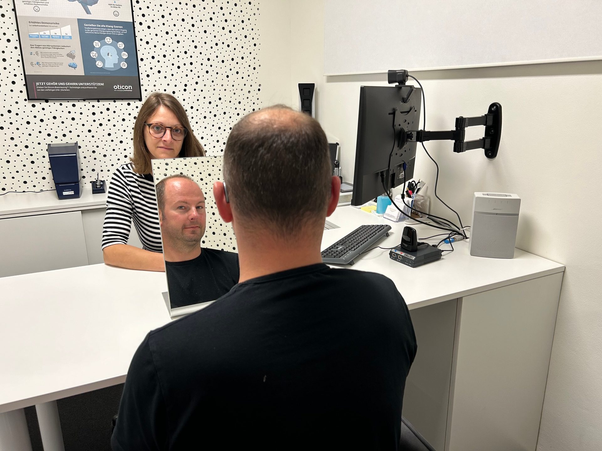 Vision care, Picture frame, Computer monitor, Shirt, Shoulder, Table, Eyewear, T-shirt