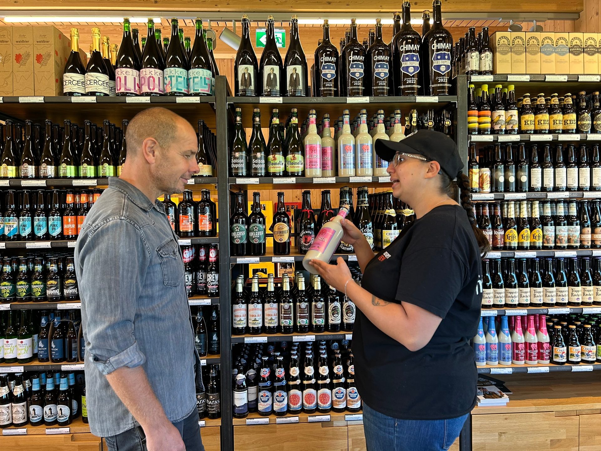 Drinking establishment, Glass bottle, Alcoholic beverage, Shelf, Drink, Drinkware, Customer, Retail, Alcohol