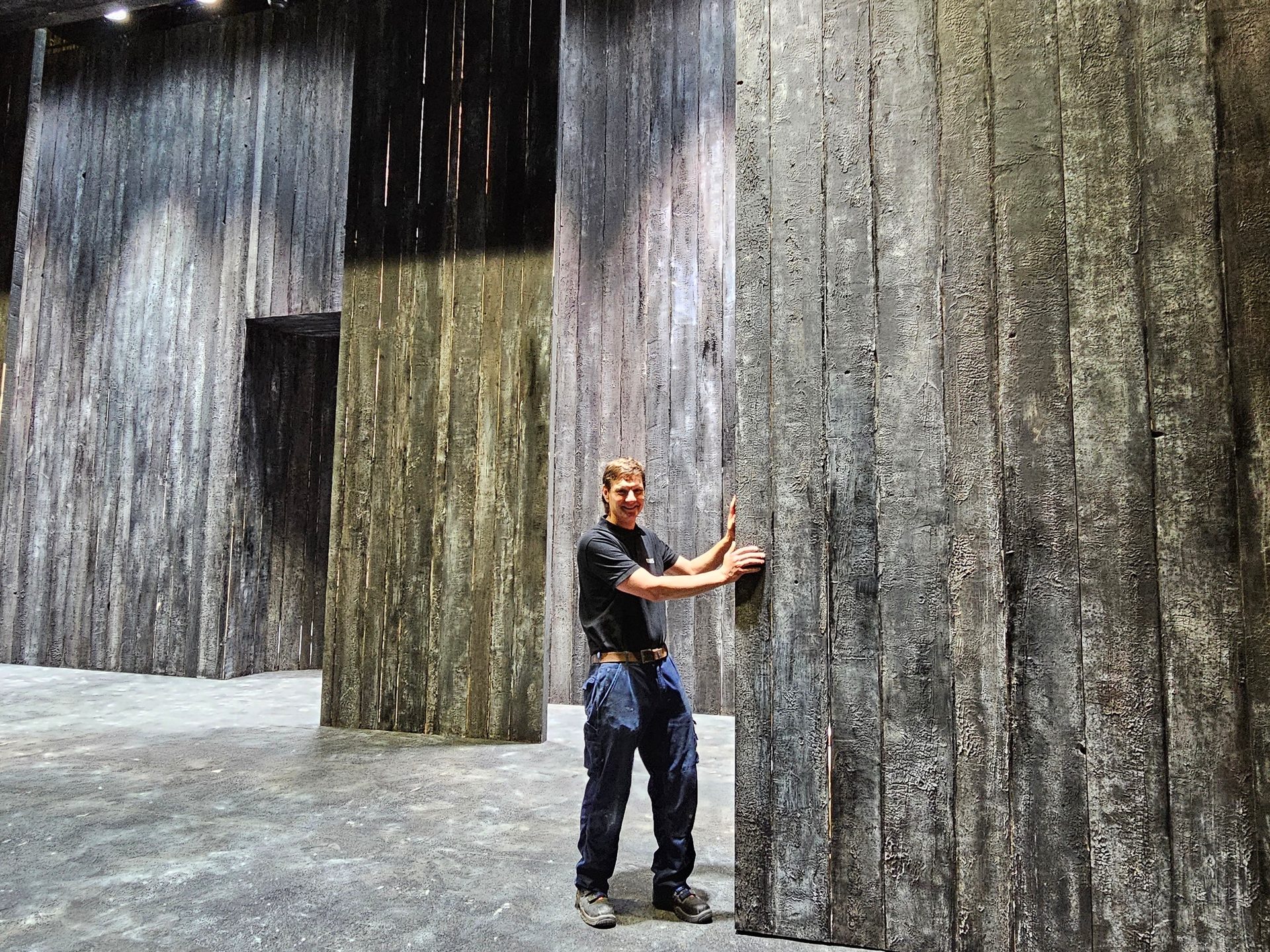 Tischlermeister Jürgen Bahl vor dem Bühnenbild der Oper Œdipe im Festspielhaus Bregenz.