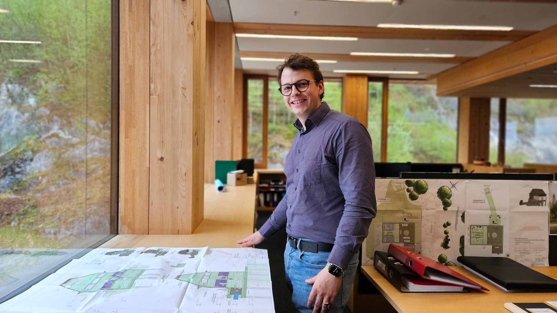 Projektleiter Fabian Larcher von illwerke vkw am Schreibtisch
