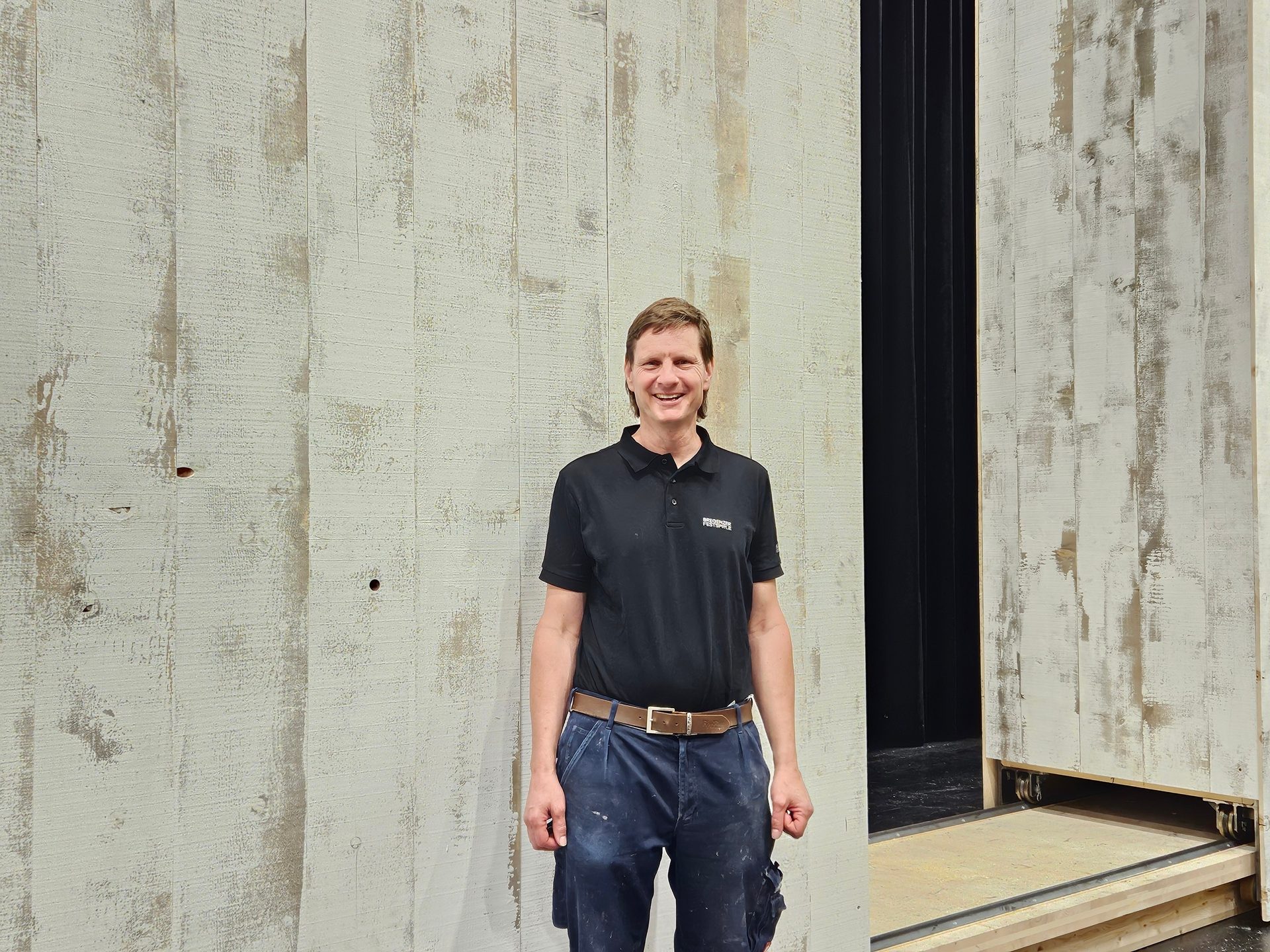 Tischlermeister Jürgen Bahl vor dem Bühnenbild der Oper Œdipe im Festspielhaus Bregenz.