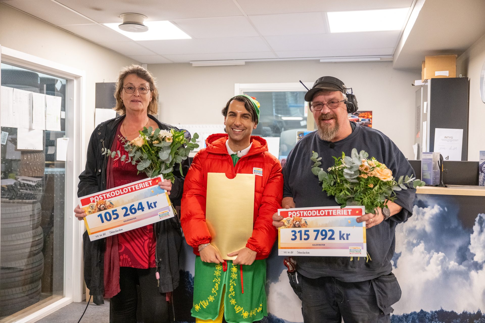 Two lottery winners and a presenter pose with checks (105,264 kr, 315,792 kr) and flowers.