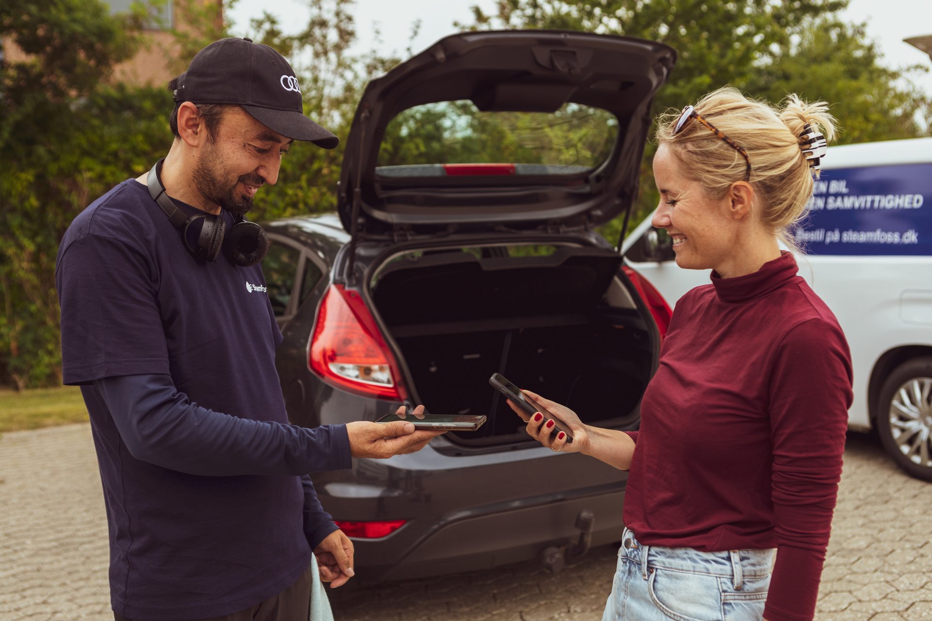 Automotive tail & brake light, Motor vehicle, Car, Tire, Tree, Plant, Trunk