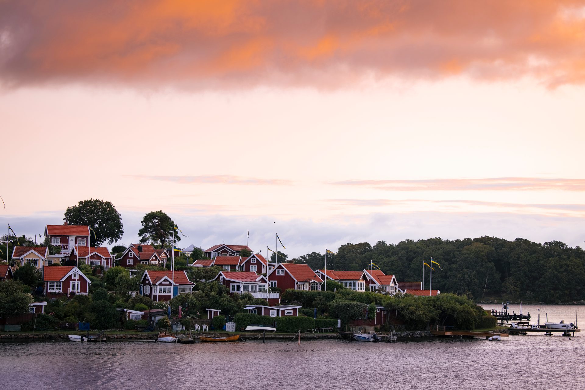 Coastal and oceanic landforms, Cloud, Water, Sky, Plant, Building, Tree, Lake, House, Bank