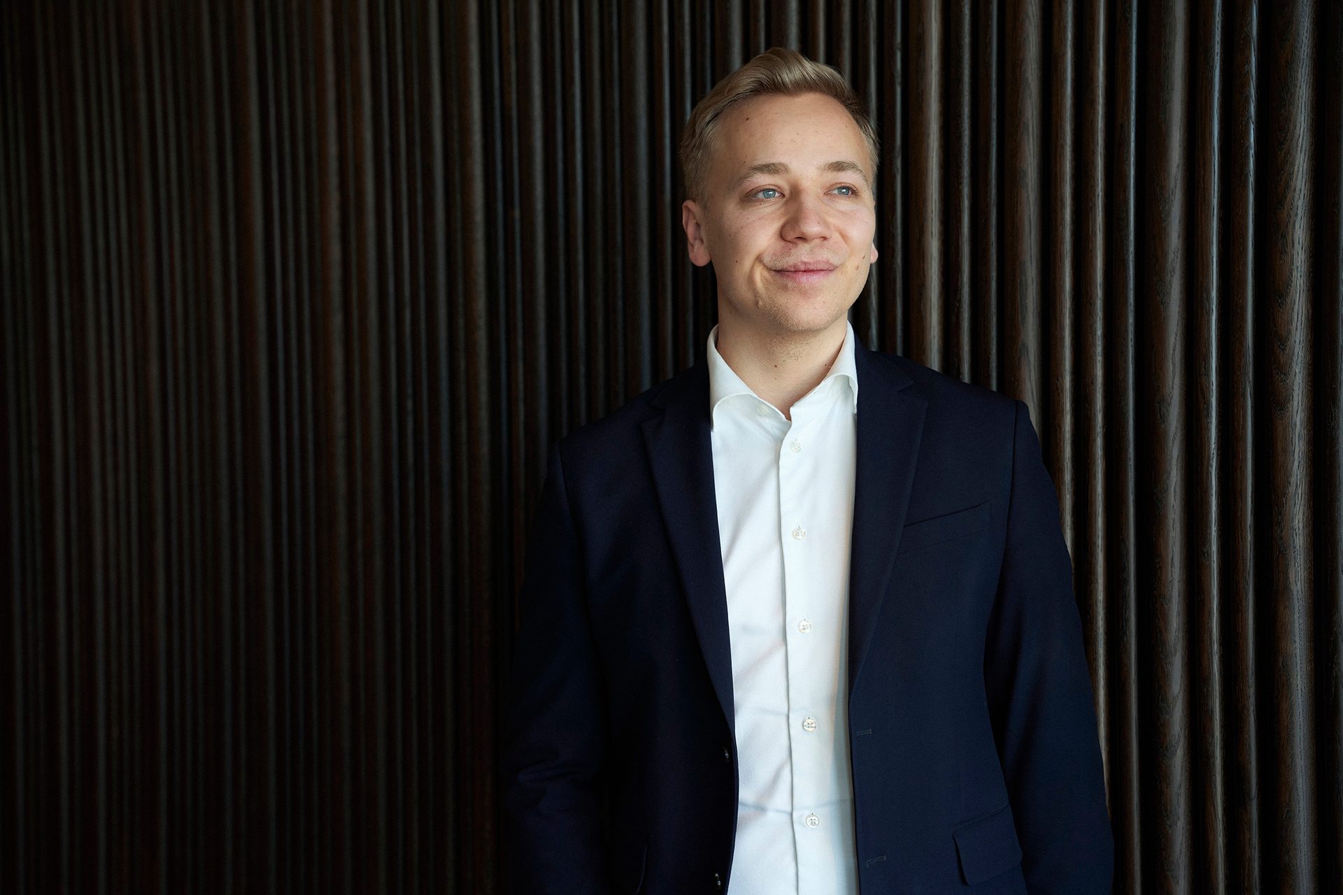 Formal wear, Eyebrow, Sleeve, Collar, Forehead, Shoulder, Smile, Neck, Standing, Blazer