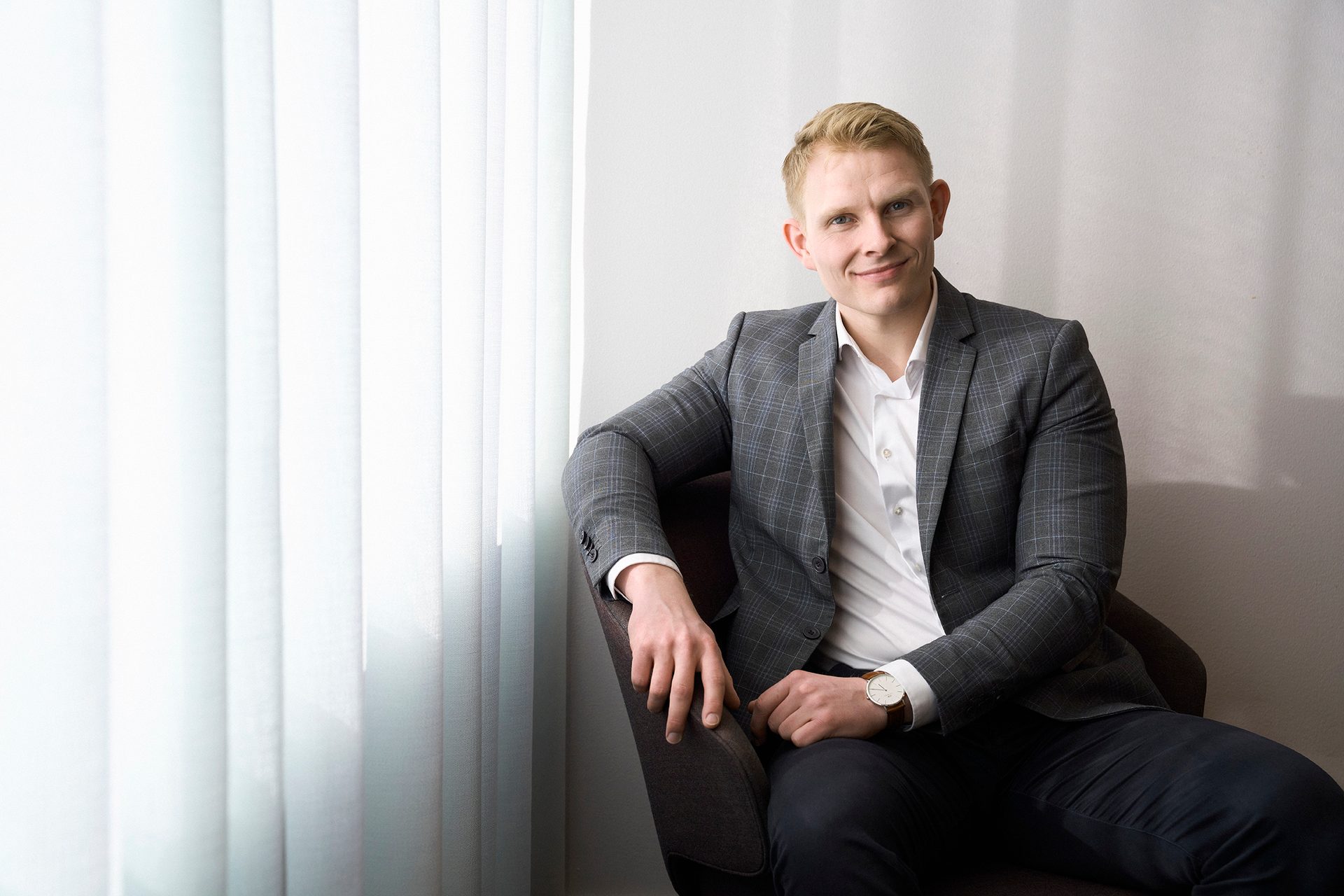 Formal wear, Facial expression, Dress shirt, Sleeve, Shoulder, Collar, Blazer, Neck, Sitting, Smile