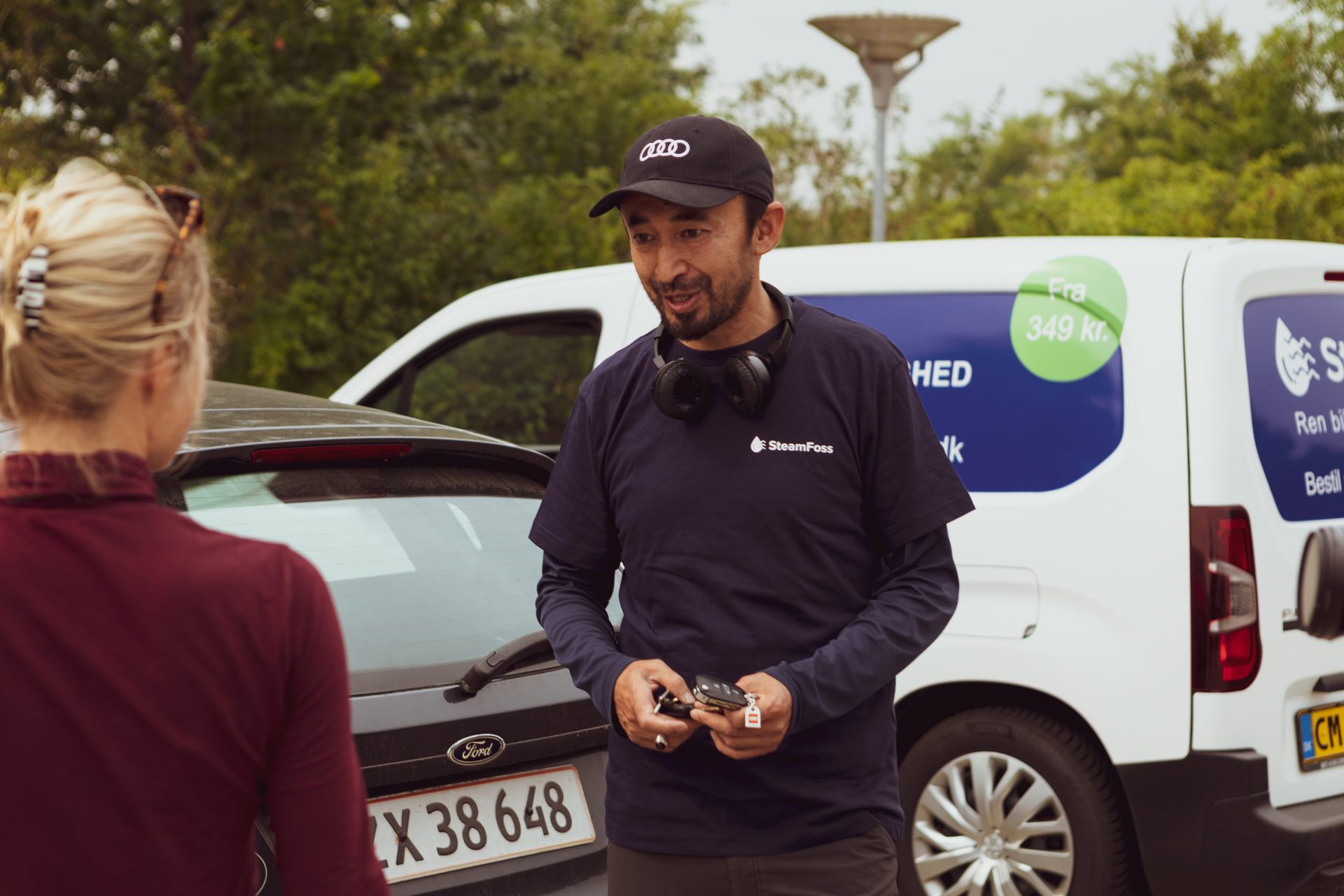 Vehicle registration plate, Automotive design, Tire, Car, Wheel, Mammal, Tree