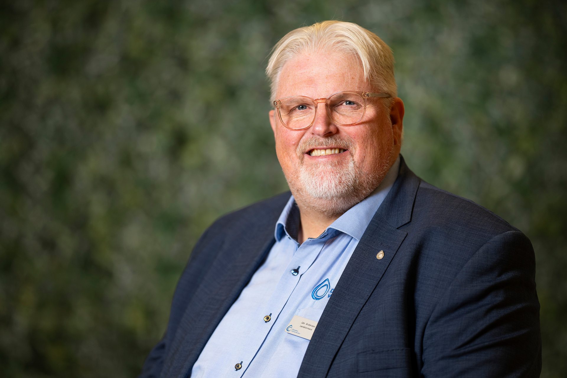 Vision Care, Eyewear, Chin, Eyebrow, Glasses, Sleeve, Forehead, Collar, Face, Skin