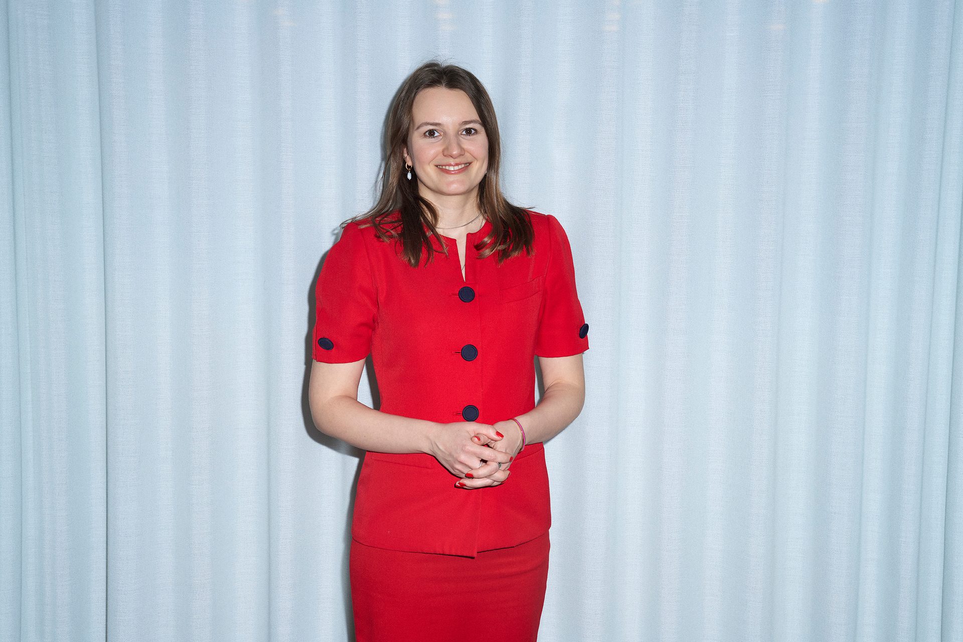 Facial expression, Formal wear, Sleeve, Red, Shoulder, Collar, Fashion, Standing, Smile, Button