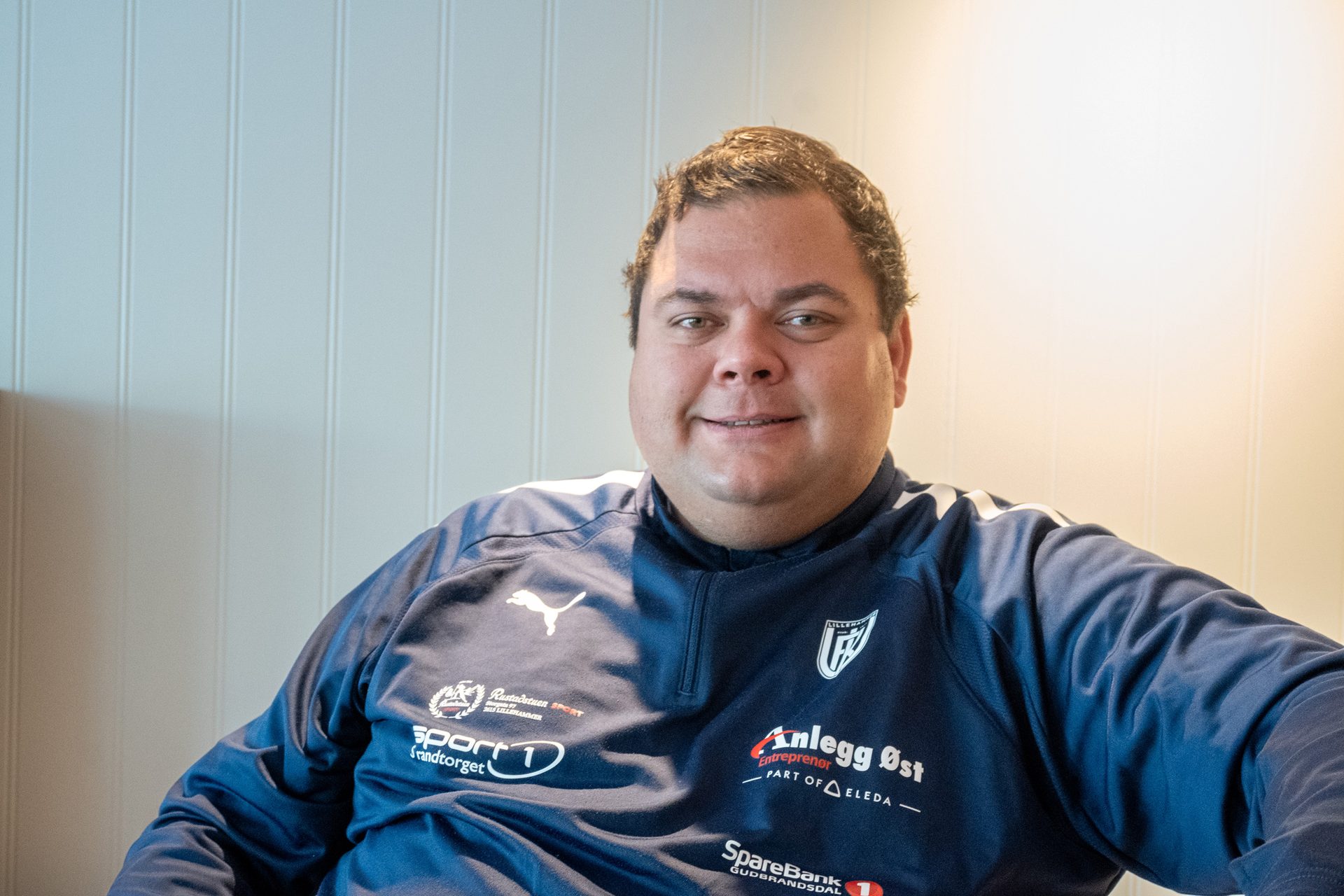 Facial expression, Active Shirt, Sleeve, Shoulder, Smile, Muscle