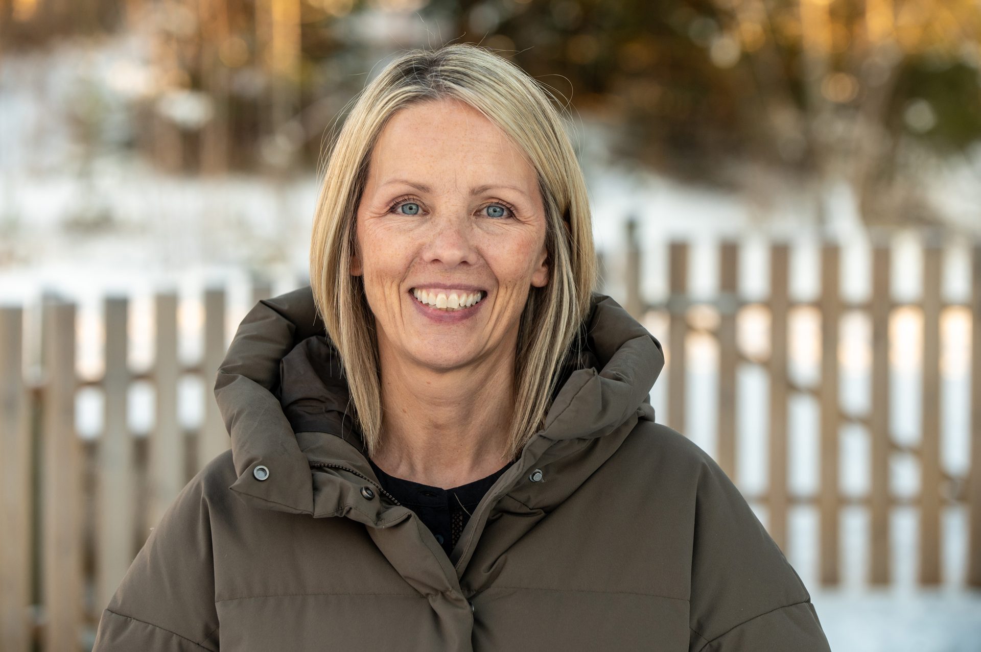 Facial expression, Brown hair, Smile, Happiness, Winter, Beauty, Snow, Blond, Freezing