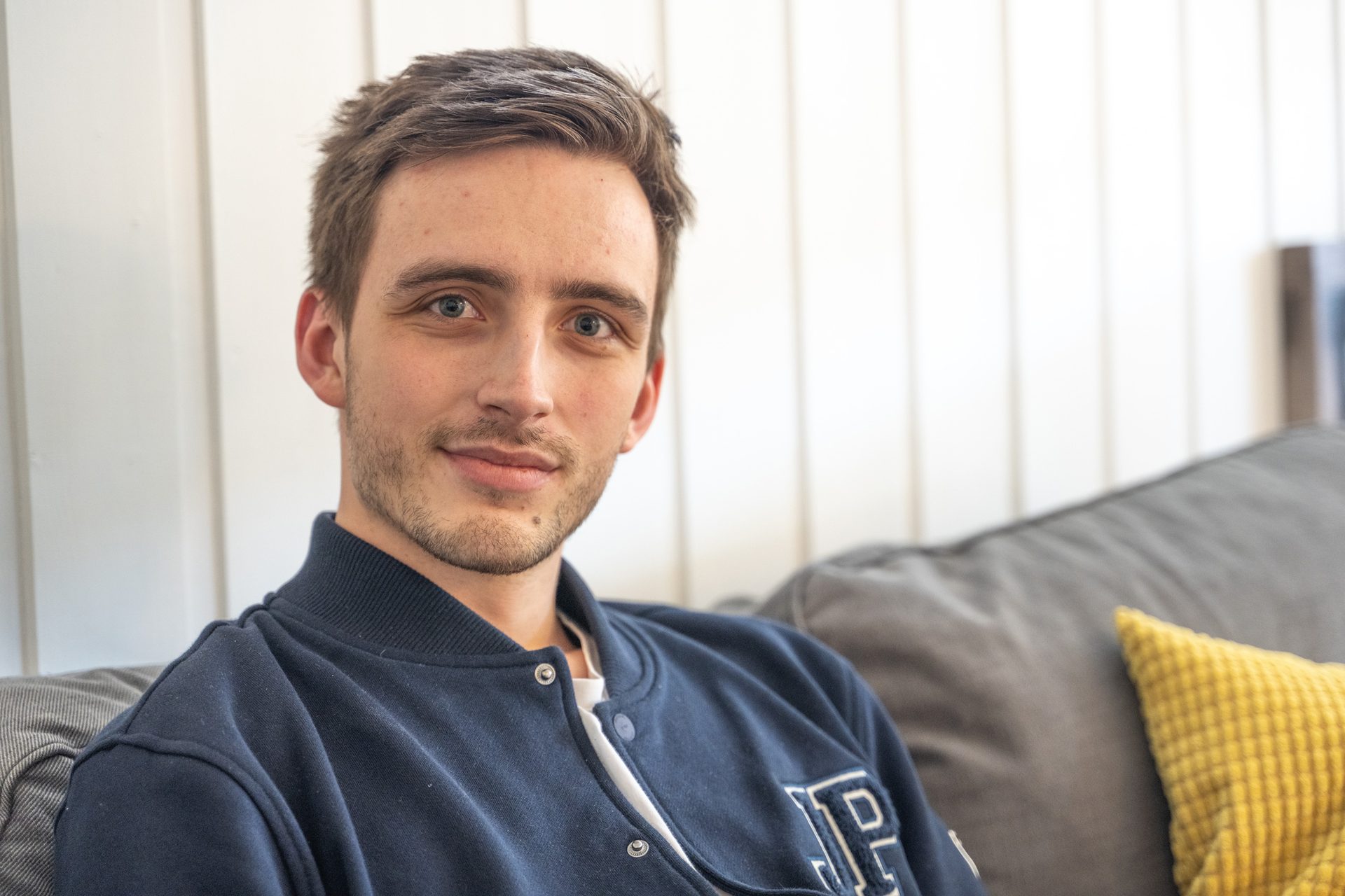 Facial expression, Sleeve, Shoulder, Smile, Neck, Tooth, Denim, Happiness, Grey