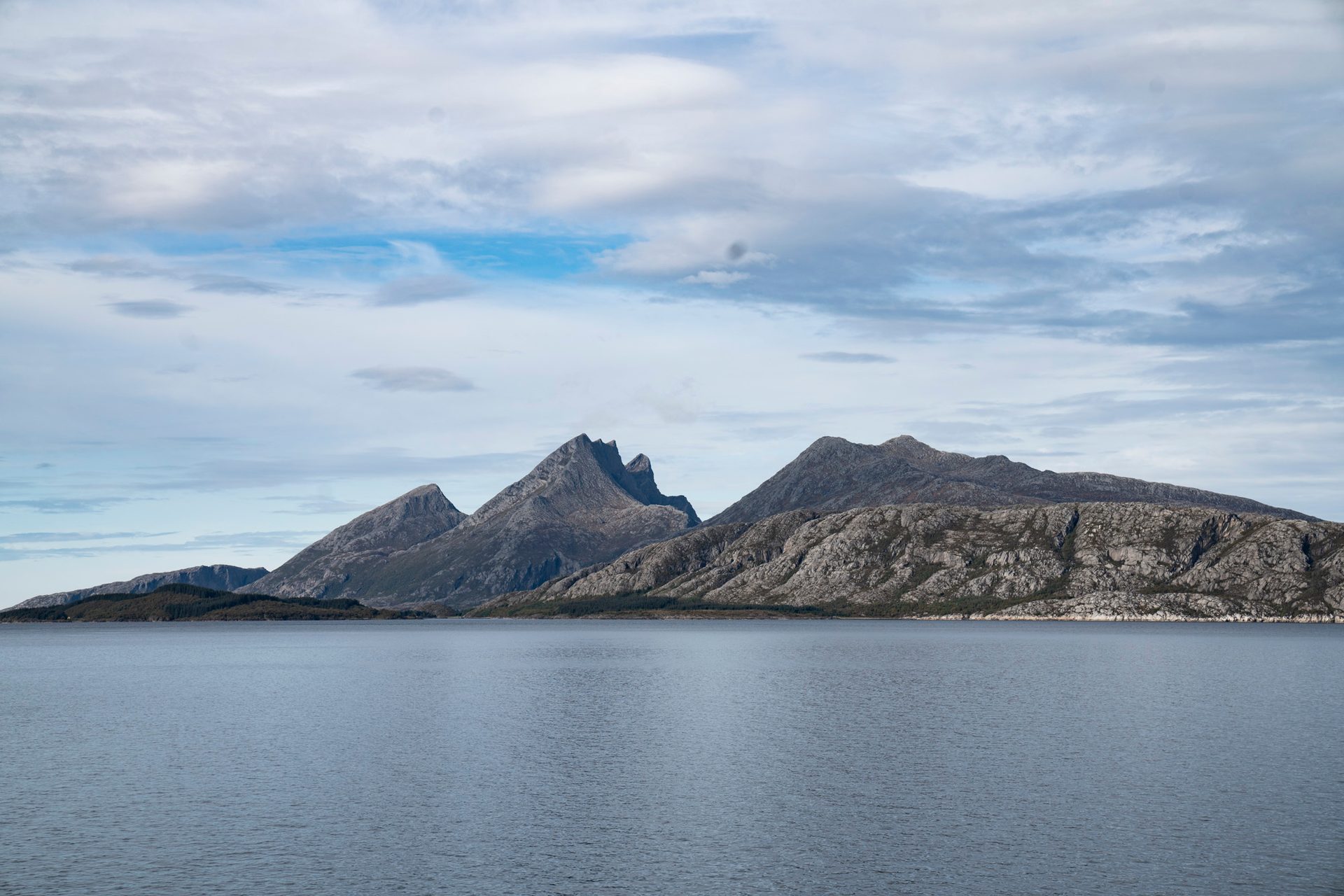 Coastal and oceanic landforms, Cloud, Sky, Water, Mountain, Highland, Lake