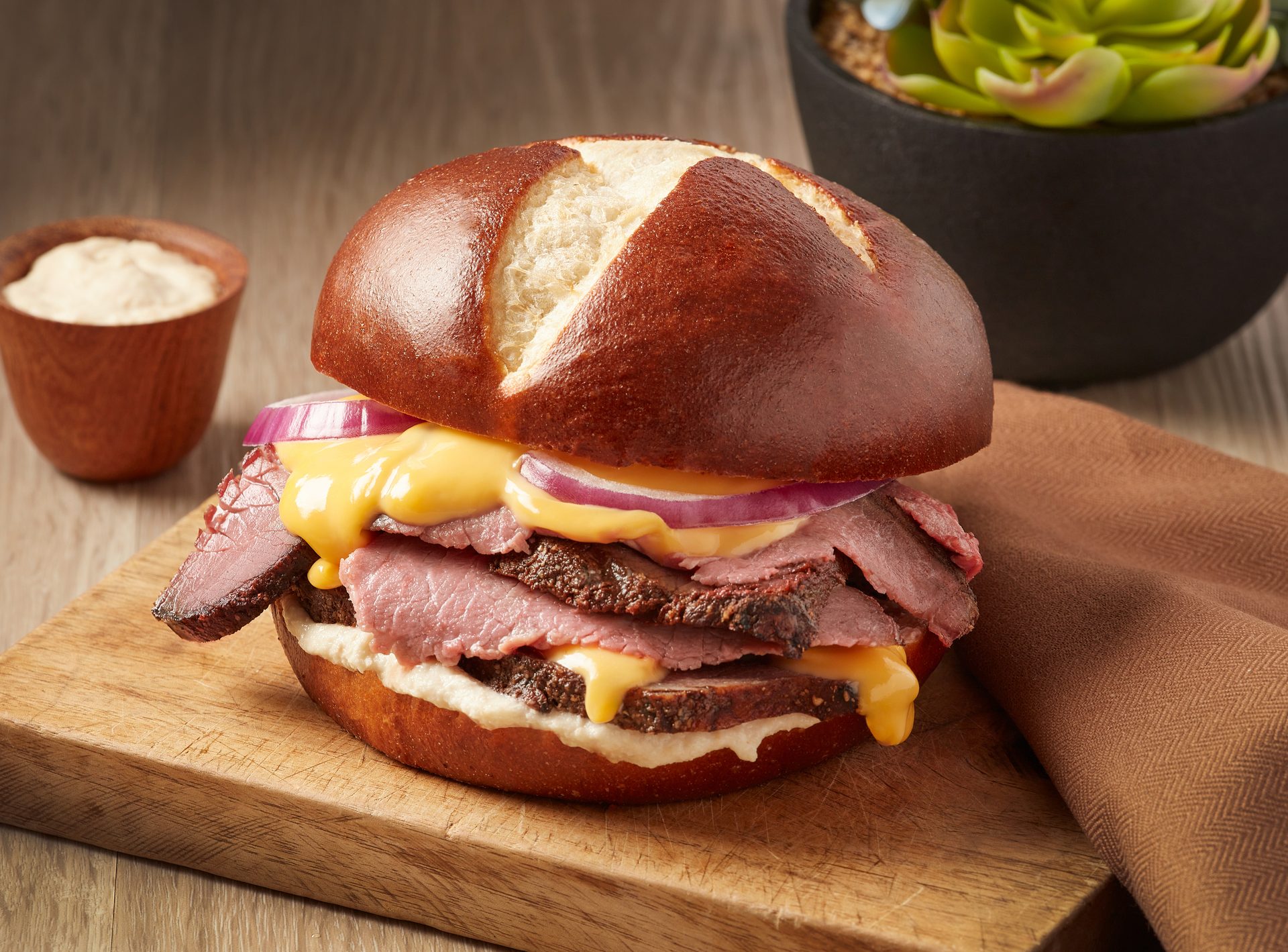 Staple food, Tableware, Ingredient, Bun, Recipe, Cuisine, Dish, Hamburger