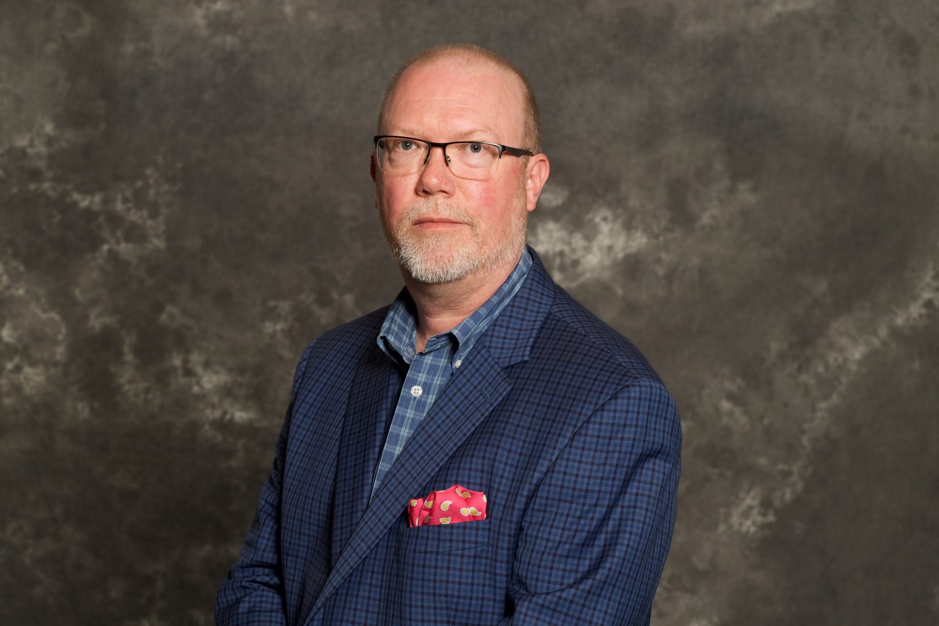 Flash photography, Dress shirt, Glasses, Sleeve, Standing, Grey, Sky