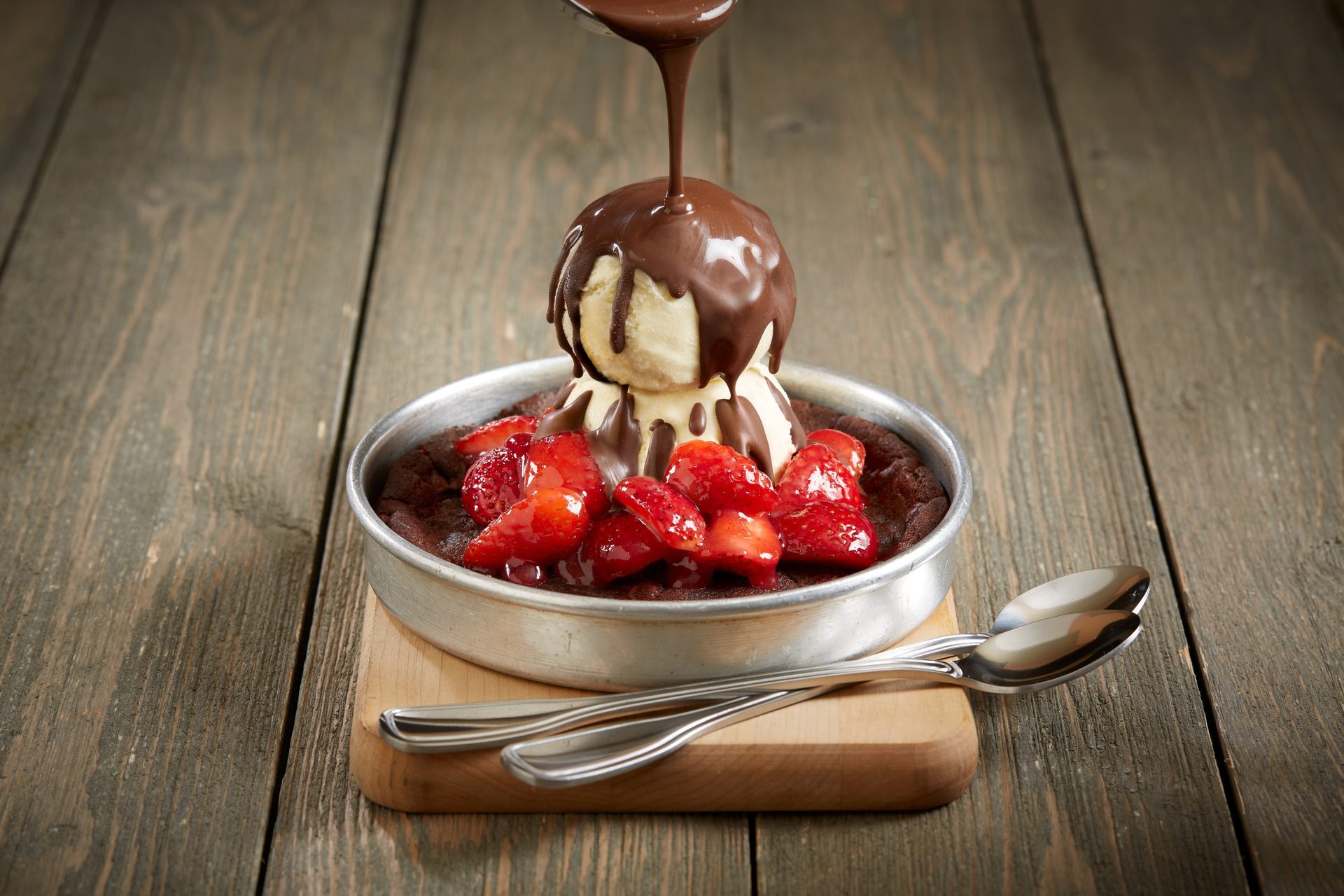 Kitchen utensil, Natural foods, Food, Tableware, Dishware, Ingredient, Fruit, Strawberry, Recipe, Plate