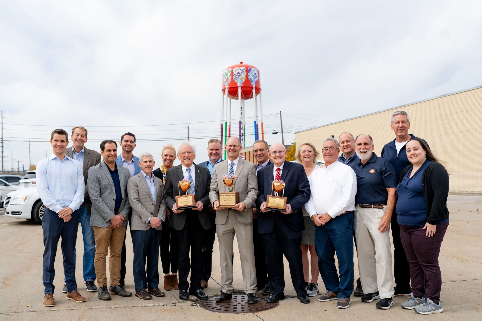 Smile, Trousers, Sky, Cloud, Coat, Suit, Tie, Group of people, Trophies