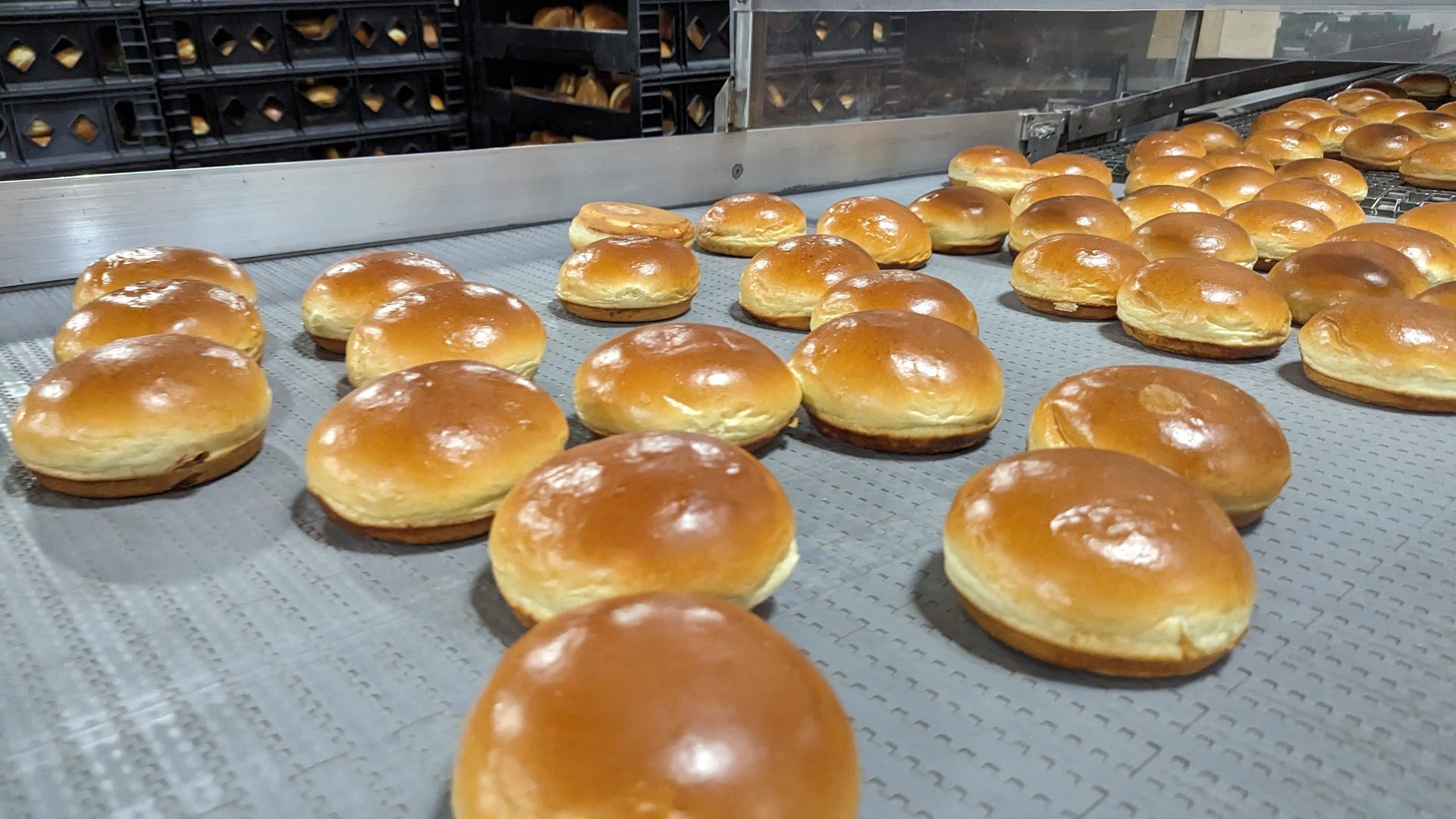 Staple food, Baked goods, Ingredient, Bun, Cuisine, Dish, Tableware, Anpan