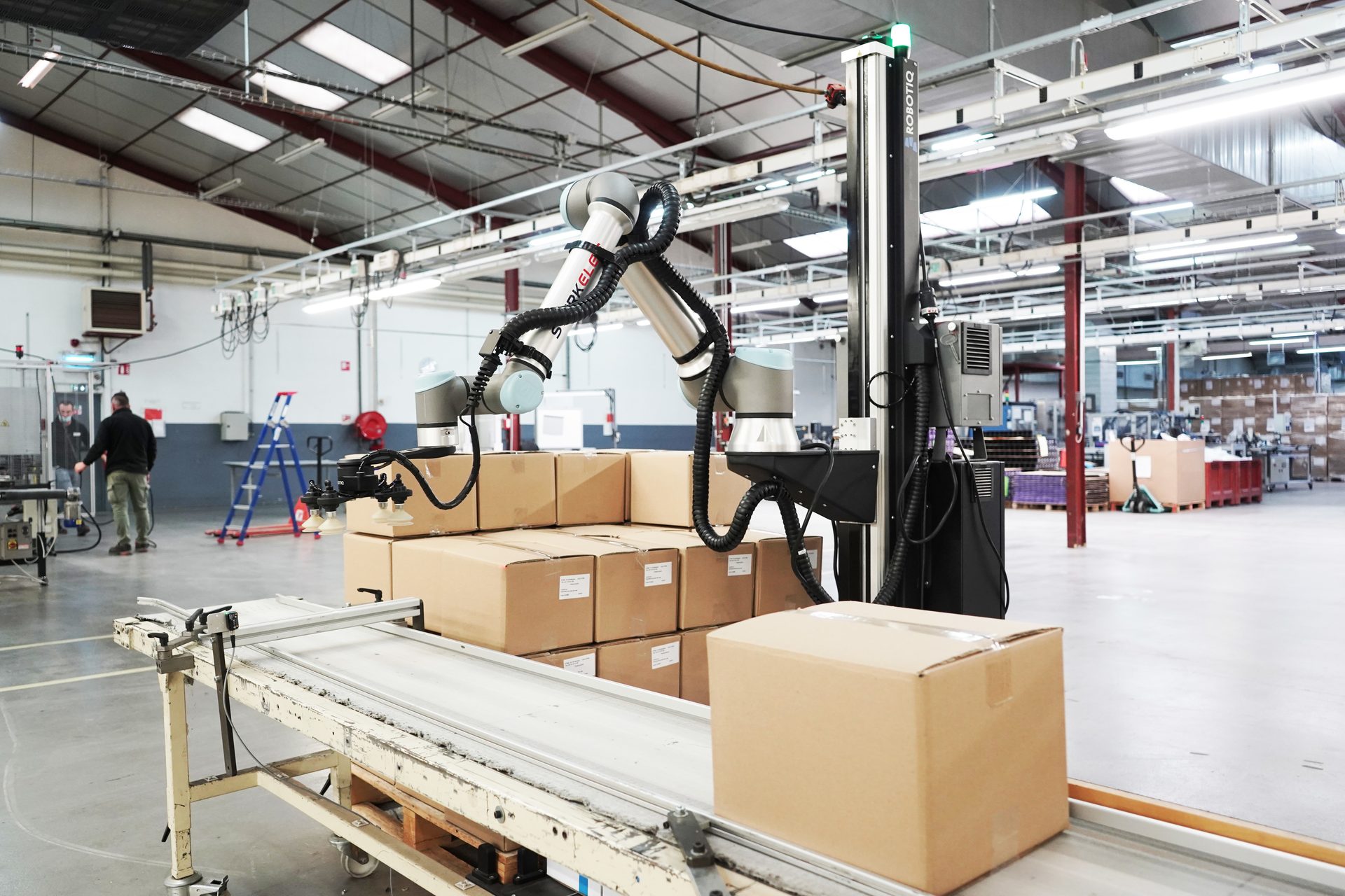 Industrial interior, Robotic arm, Conveyor, Cartons