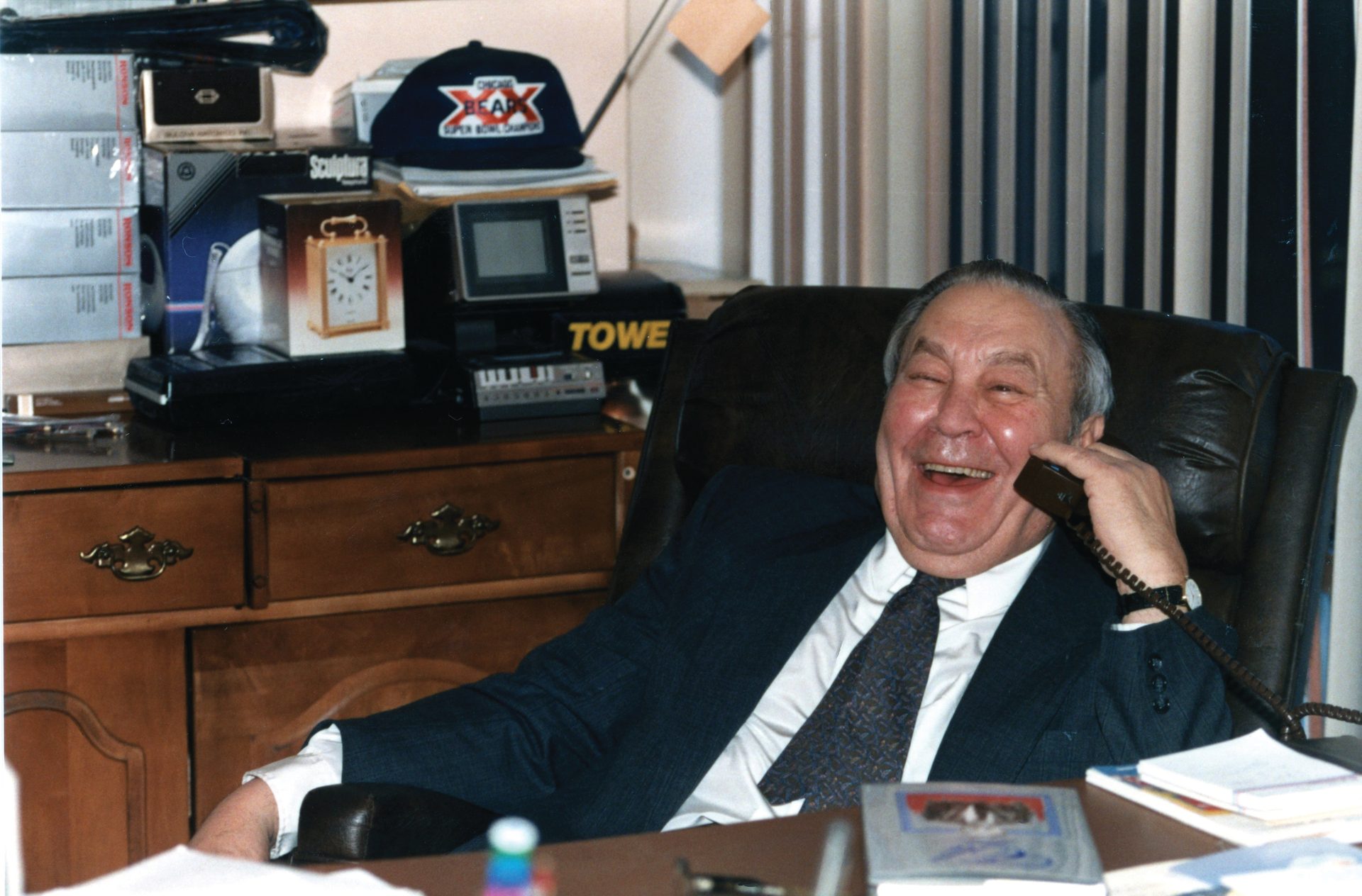 Microphone, Smile, Coat, Tie, Cabinetry, Suit, Spokesperson, Tableware