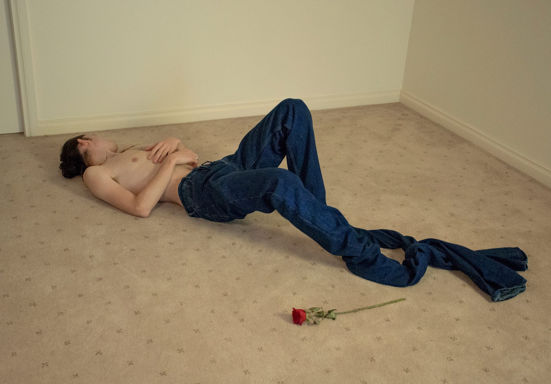 Shoulder, Leg, Knee, Comfort, Wood, Thigh, Flooring, Elbow, Floor