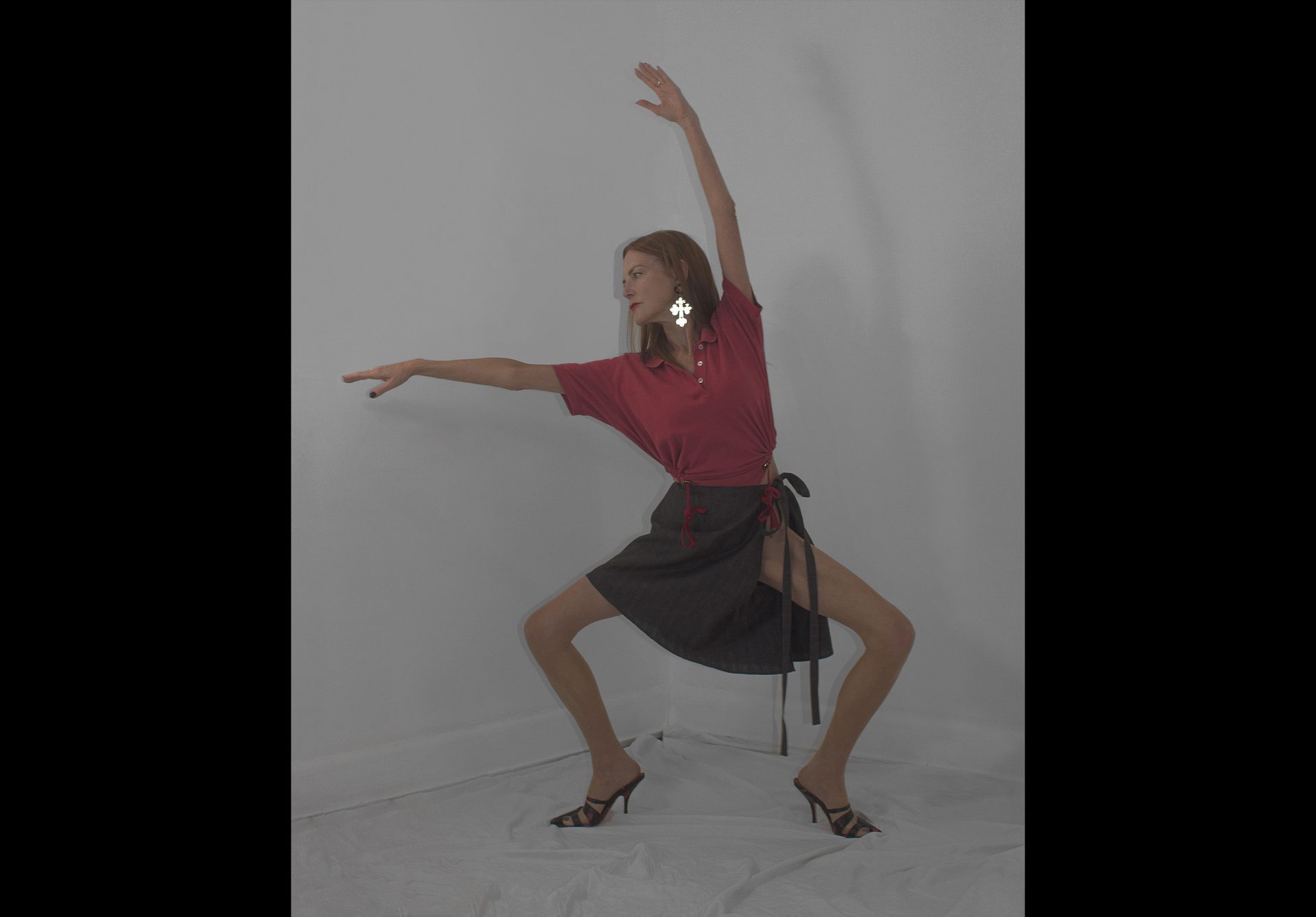 Athletic dance move, Human body, Flash photography, Performing arts, Sleeve, Dress, Entertainment, Knee, Thigh
