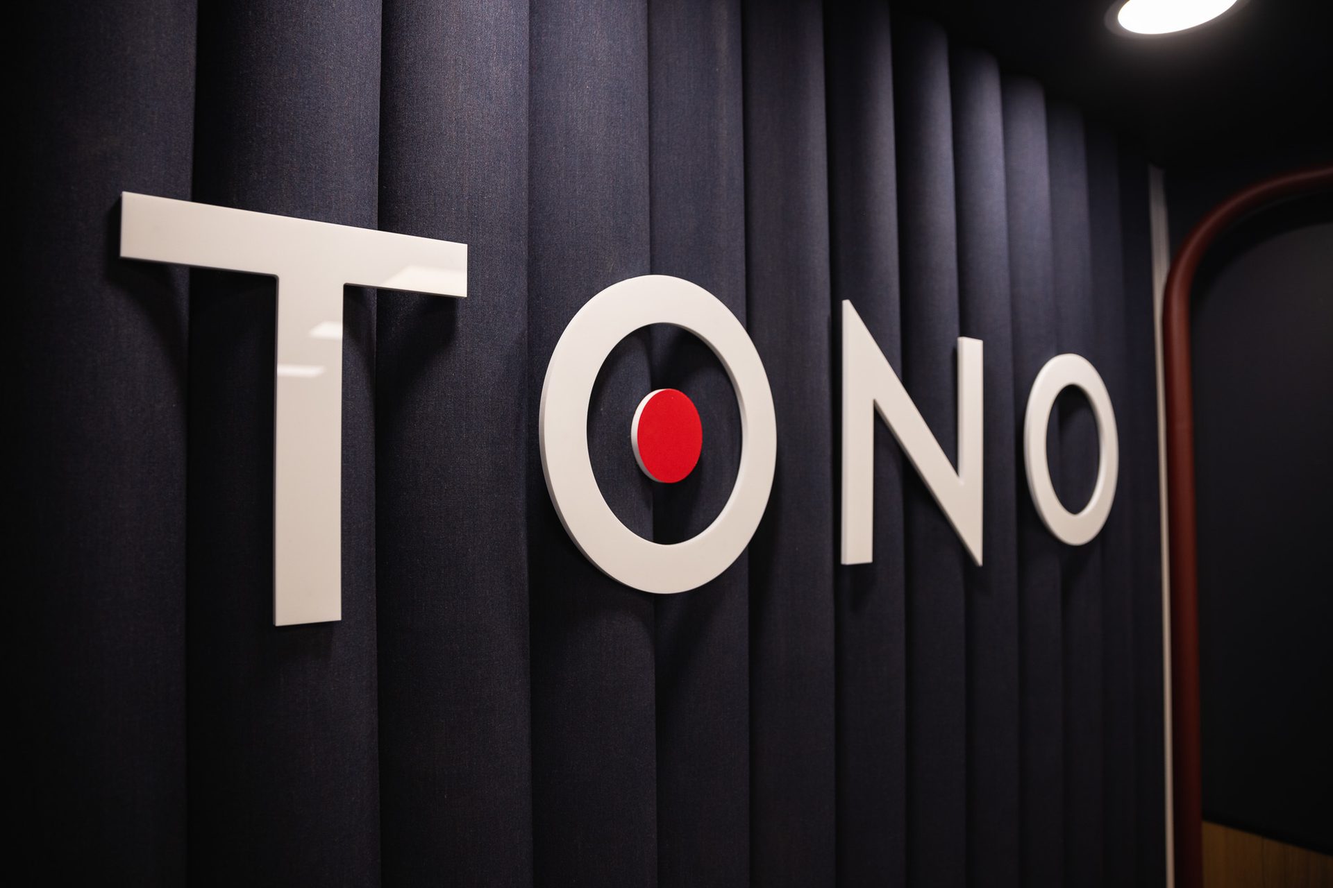 Illustrasjonsbilde av TONO-logoen, fra en vegg i TONOs lokaler.