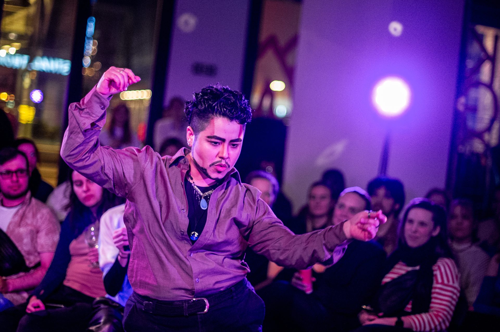 Flash photography, Purple, Lighting, Tie, Entertainment, Dance, Violet