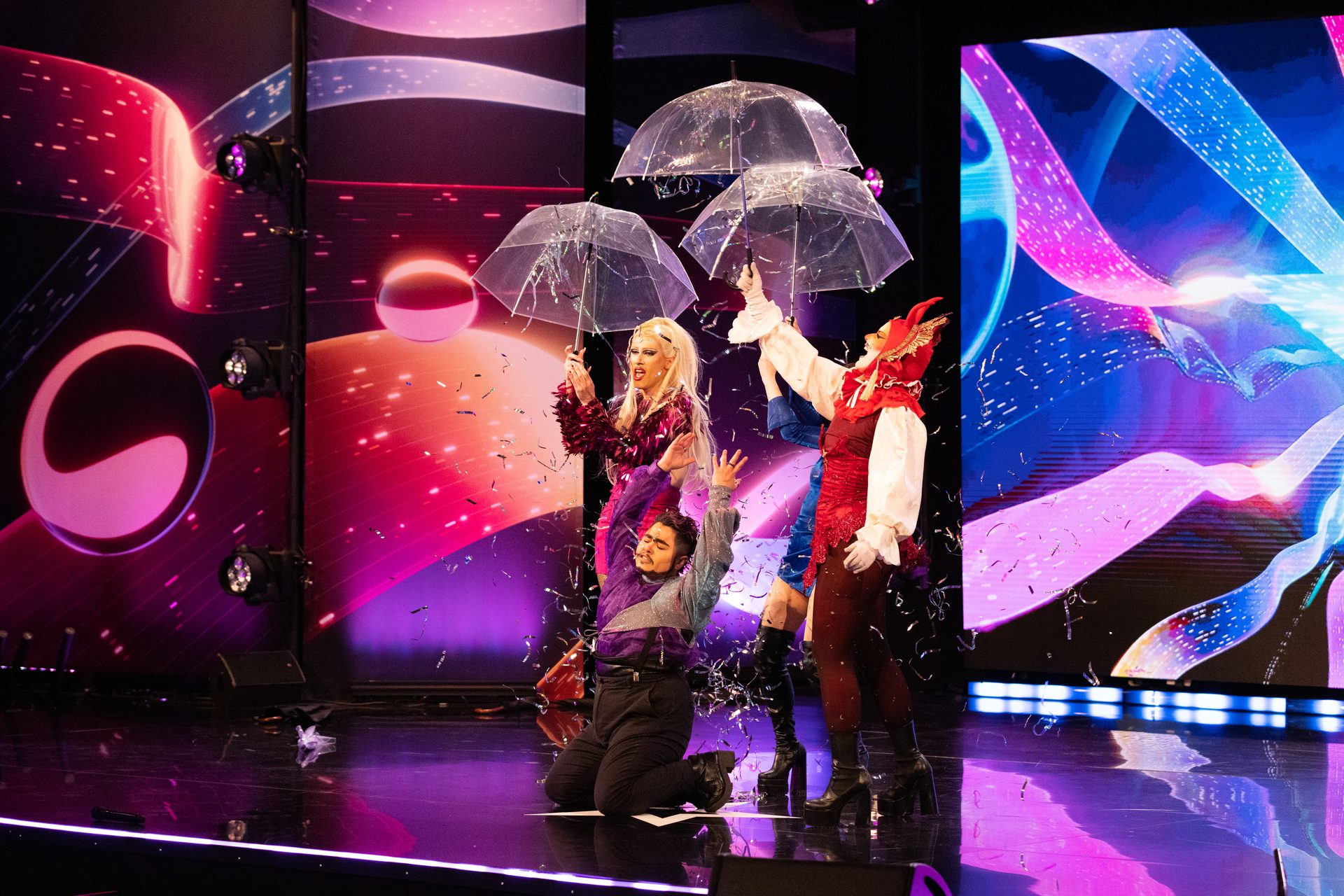 Visual effect lighting, Performing arts, Purple, Fashion, Entertainment, Pink, Music, Magenta