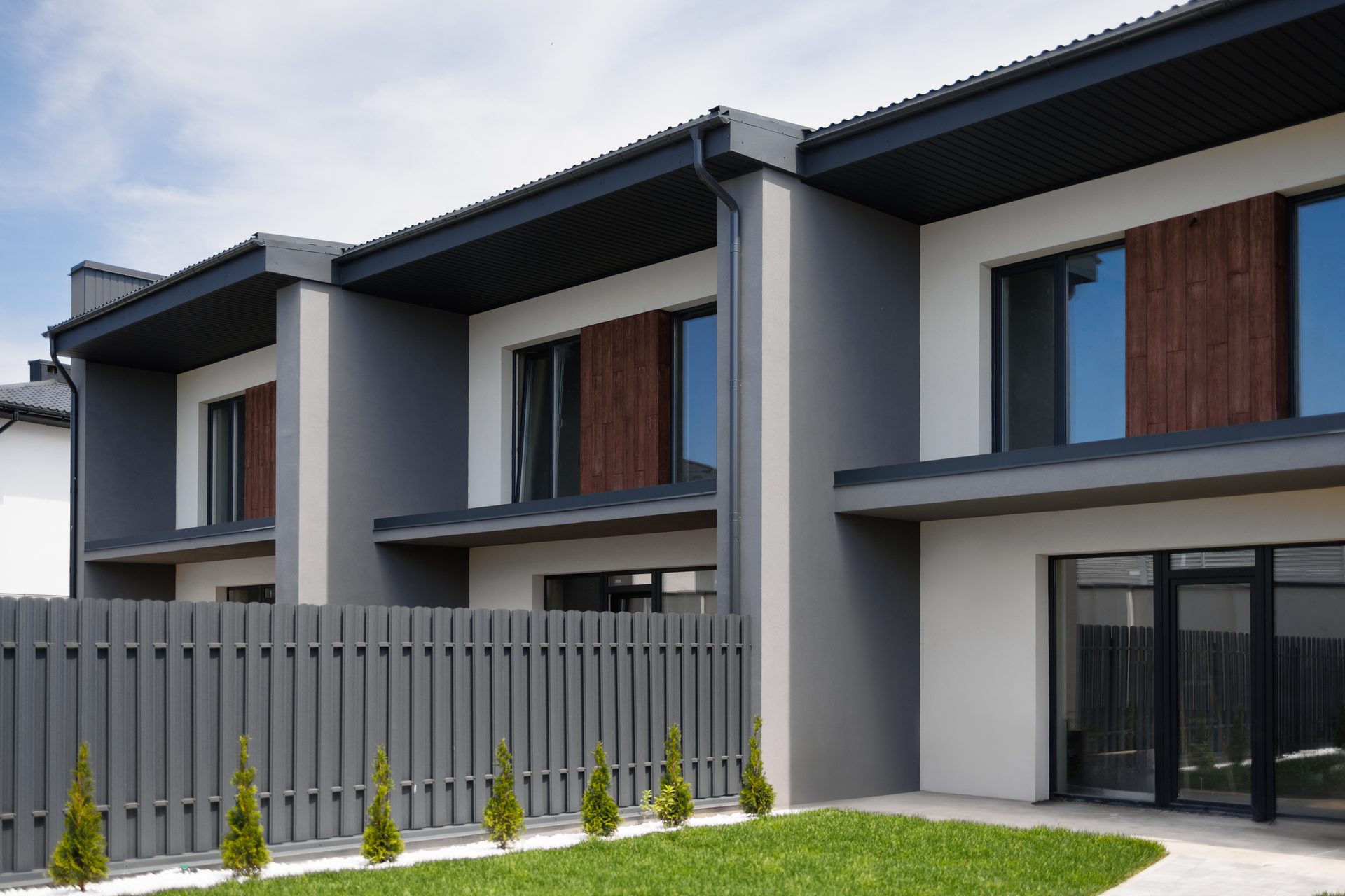 Land lot, Urban design, Residential area, Building, Window, Cloud, Plant, Sky, Condominium, Fixture