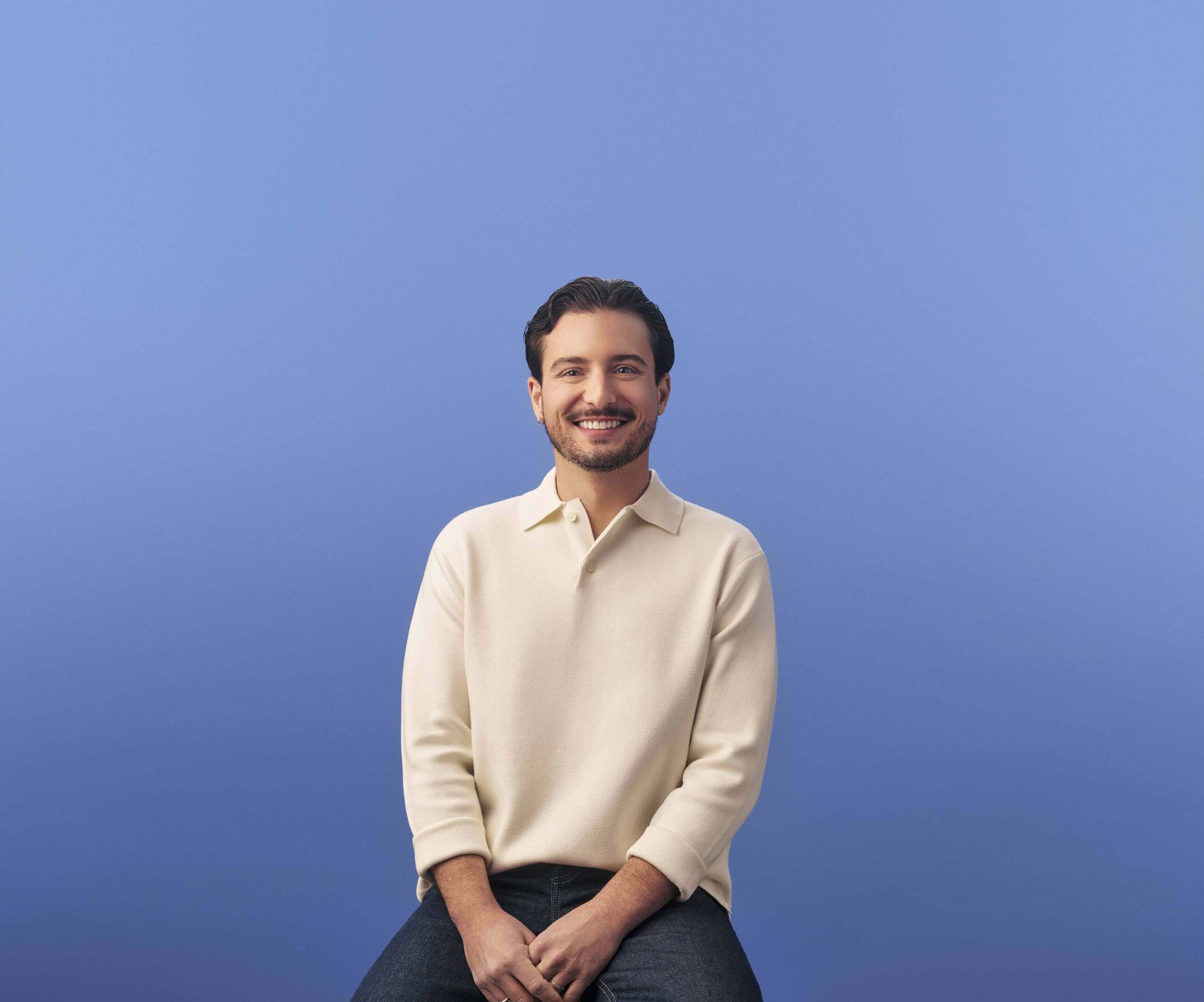 Facial expression, Dress shirt, Sleeve, Shoulder, Collar, Neck, Standing, Happiness, Elbow, Smile