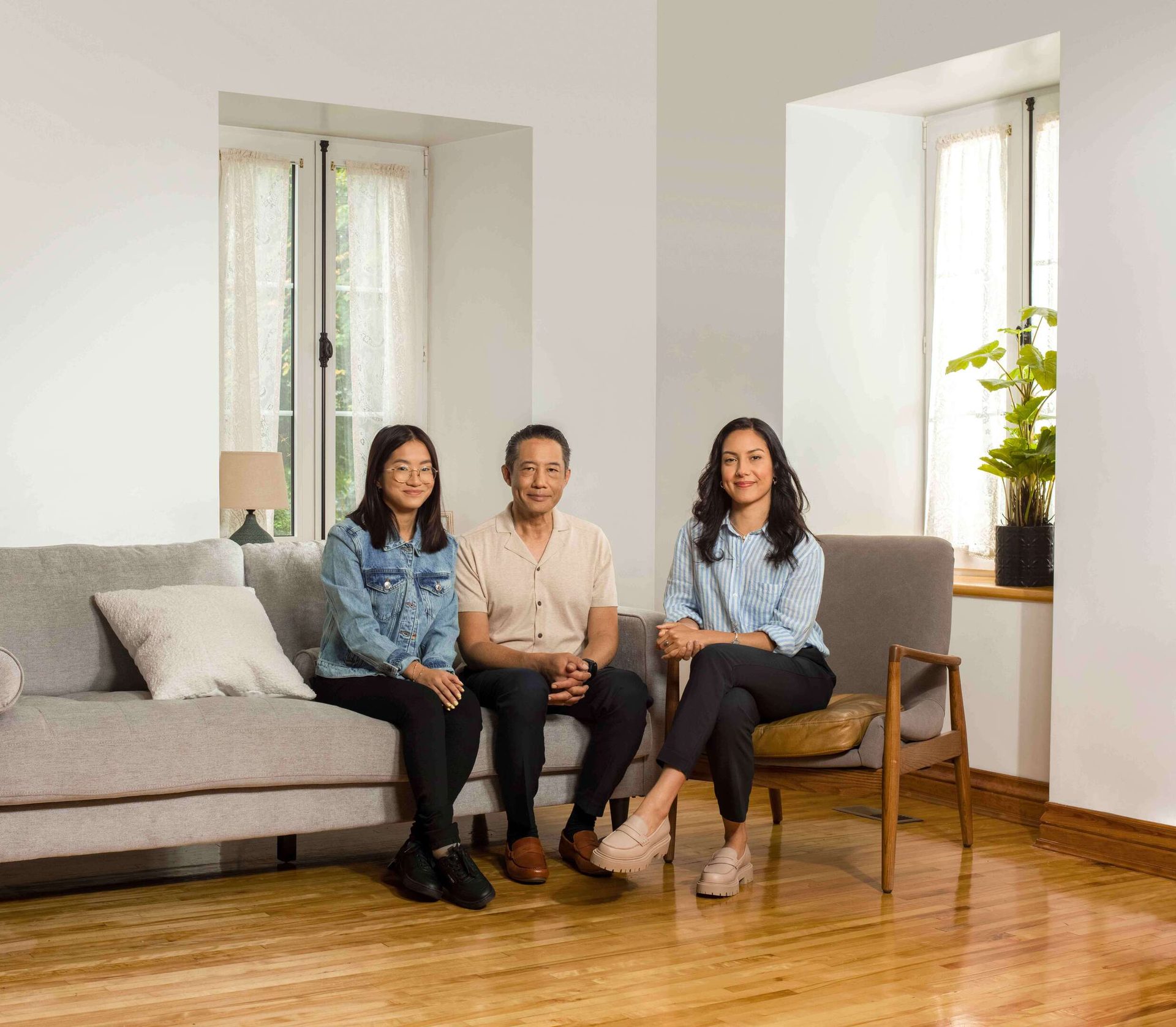 Interior design, Wood flooring, Living room, Furniture, Floor, Trousers, Comfort, Couch