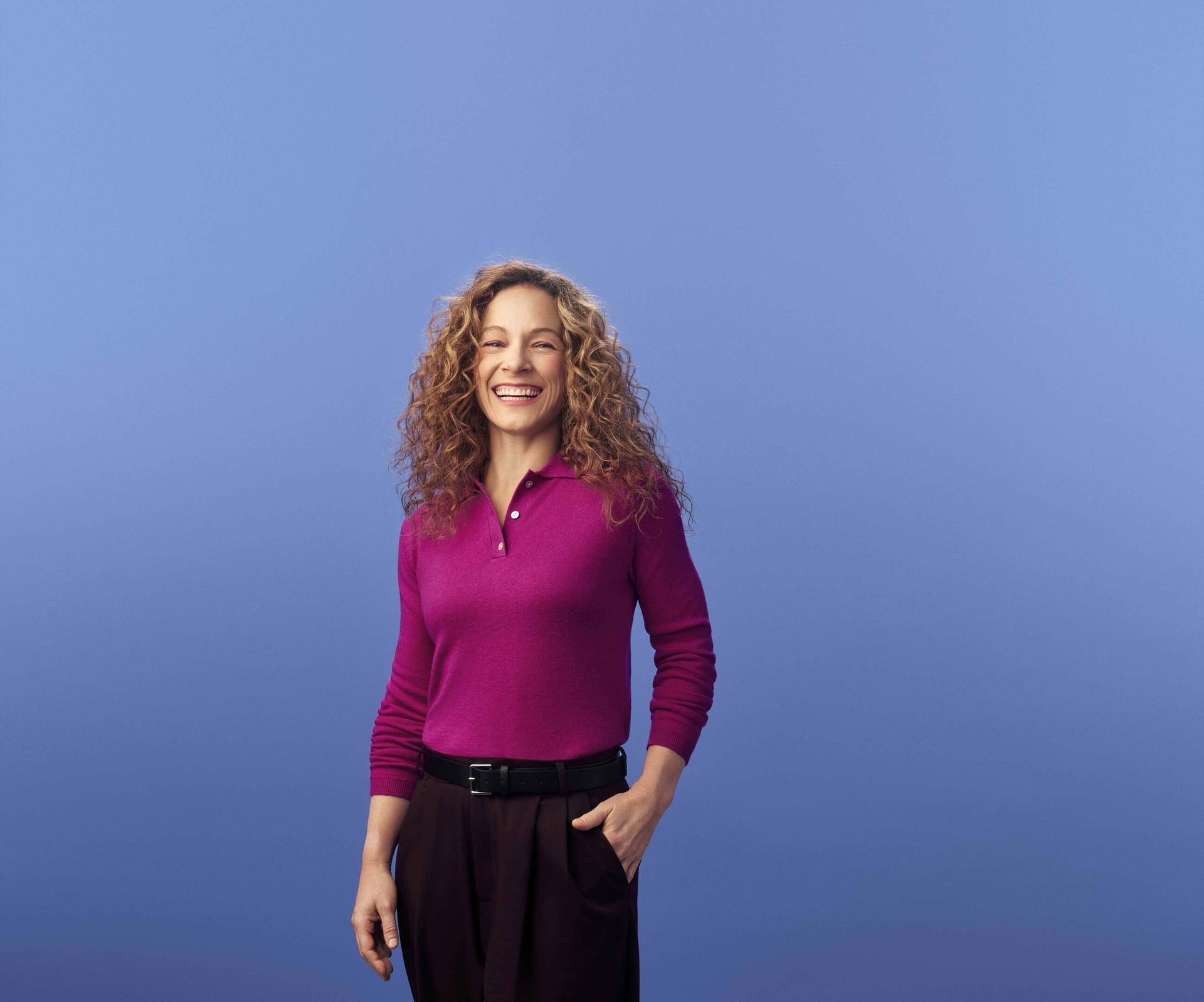 Jheri curl, Sleeve, Shoulder, Standing, Smile