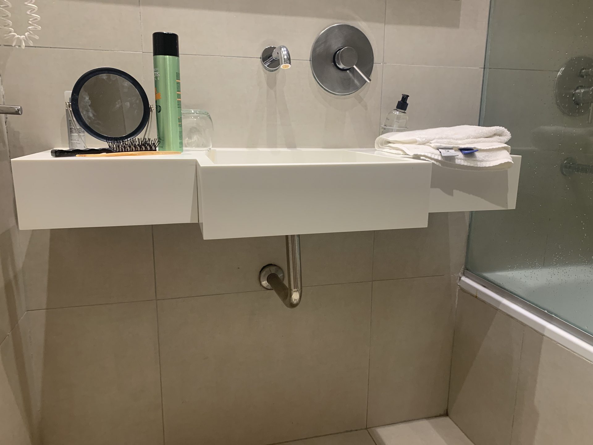 Makeup mirror, Plumbing fixture, Bathroom sink, Interior design, Tap, Floor