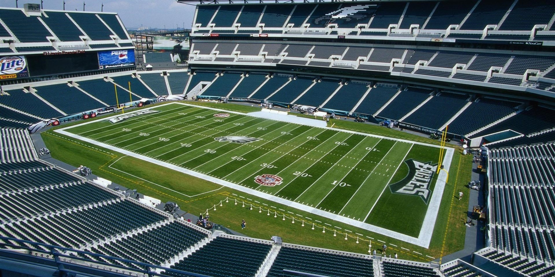 American football, Field house, Ball game, Urban design, Super bowl, Light, Grass, Sports