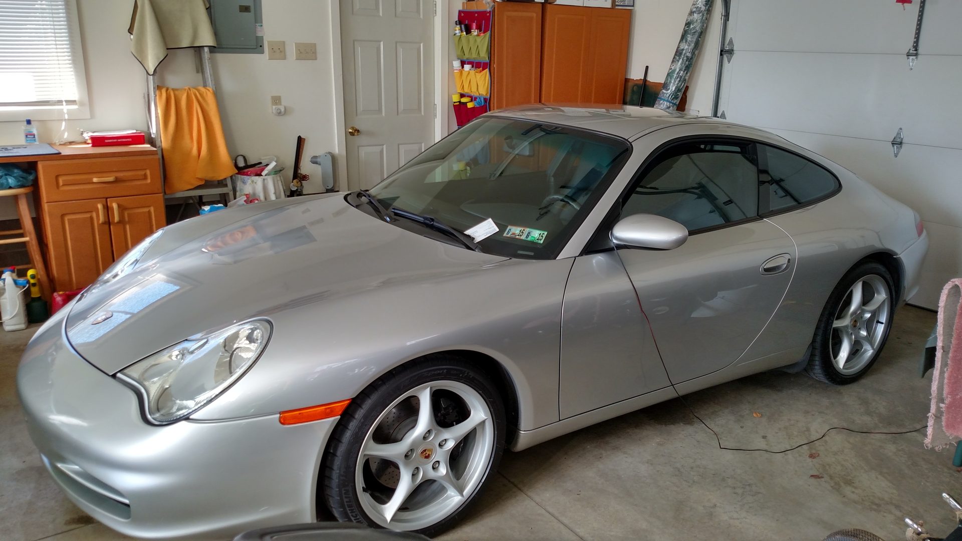 Automotive parking light, Motor vehicle, Wheel, Tire, Car, Hood, Cabinetry