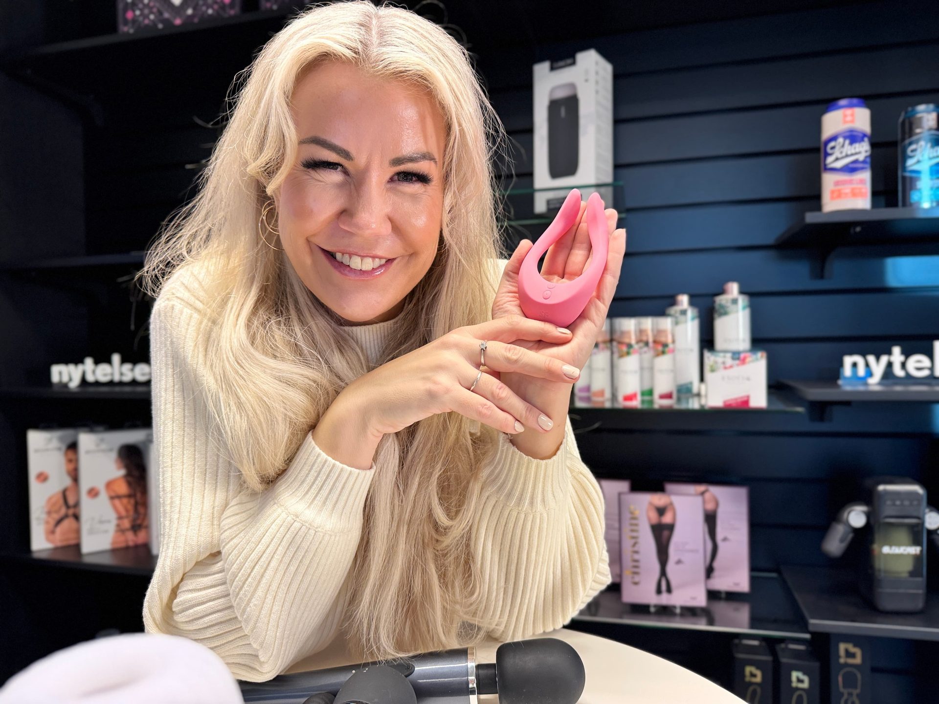 Facial expression, Personal care, Lips, Tooth, Smile, Pink, Eyelash, Nail, Cosmetics