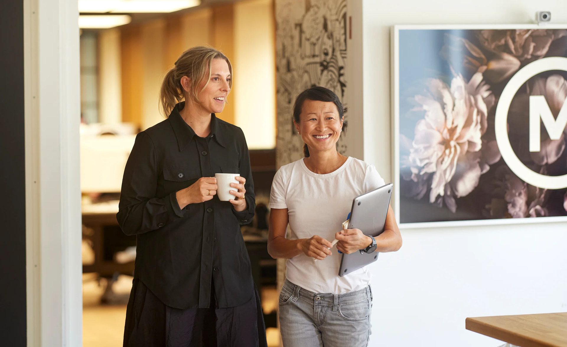 Facial expression, Interior design, Electronic device, Layered hair, Smile, Happiness, Gadget, Technology, Conversation, Blond