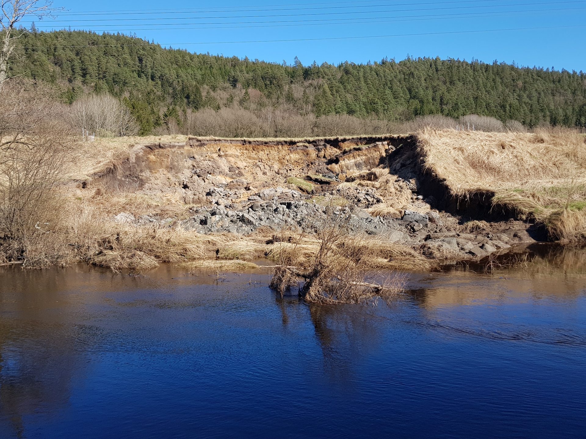 Fluvial landforms of streams, Natural landscape, Lacustrine plain, Water, Sky, Plant, Tree, Lake, Watercourse, Bank