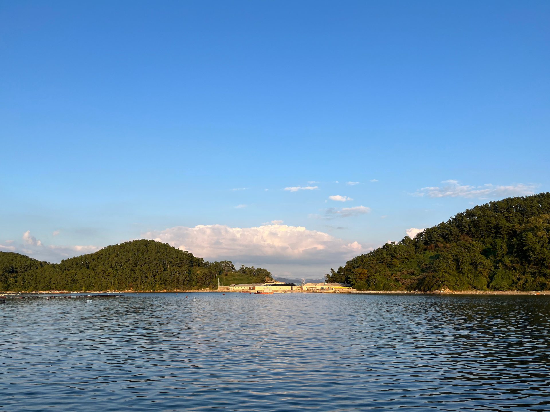 Coastal and oceanic landforms, Natural landscape, Water, Sky, Cloud, Mountain, Lake, Tree