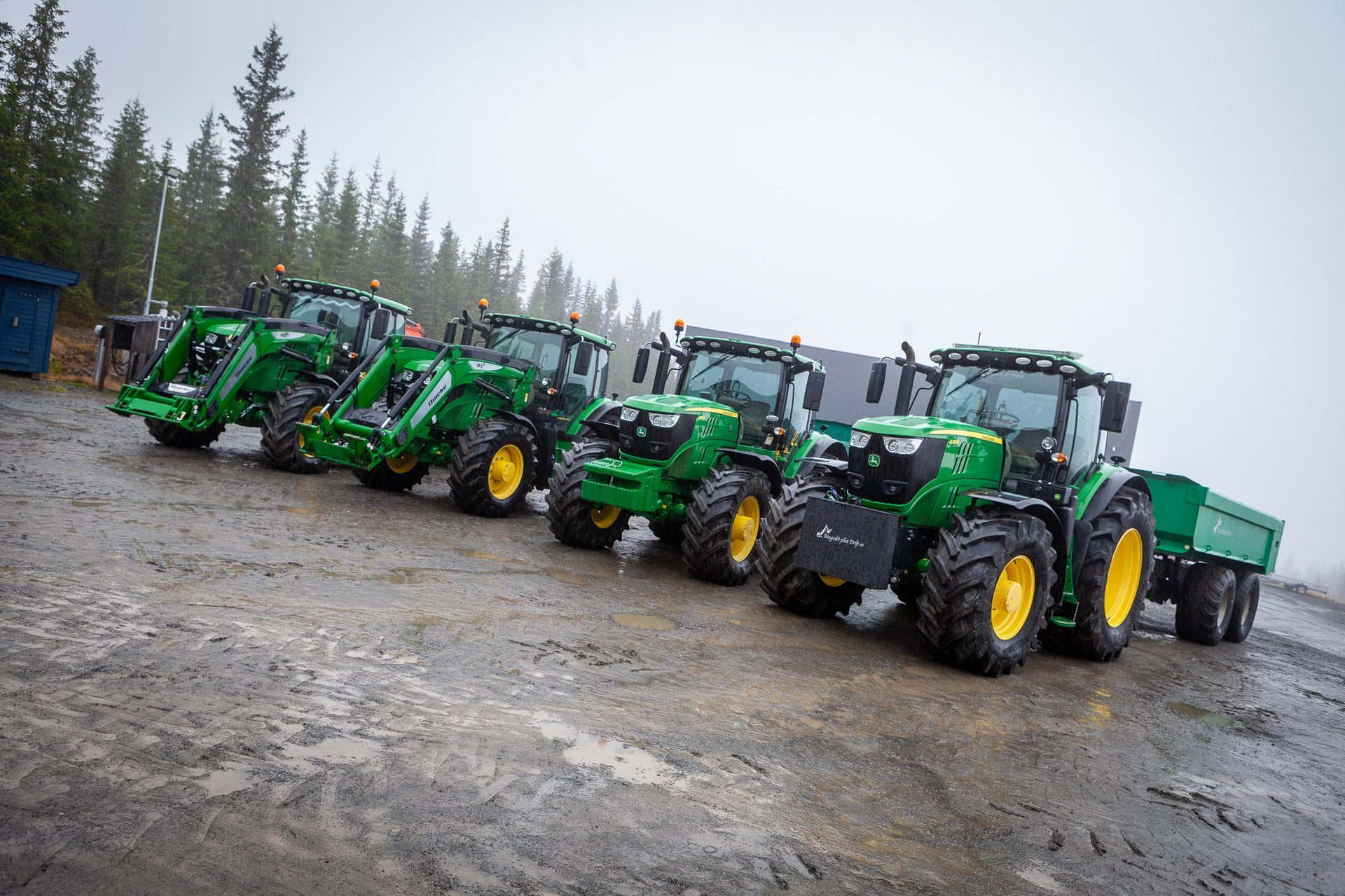 Automotive tire, Motor vehicle, Agricultural machinery, Natural environment, Wheel, Sky, Tractor, Tread