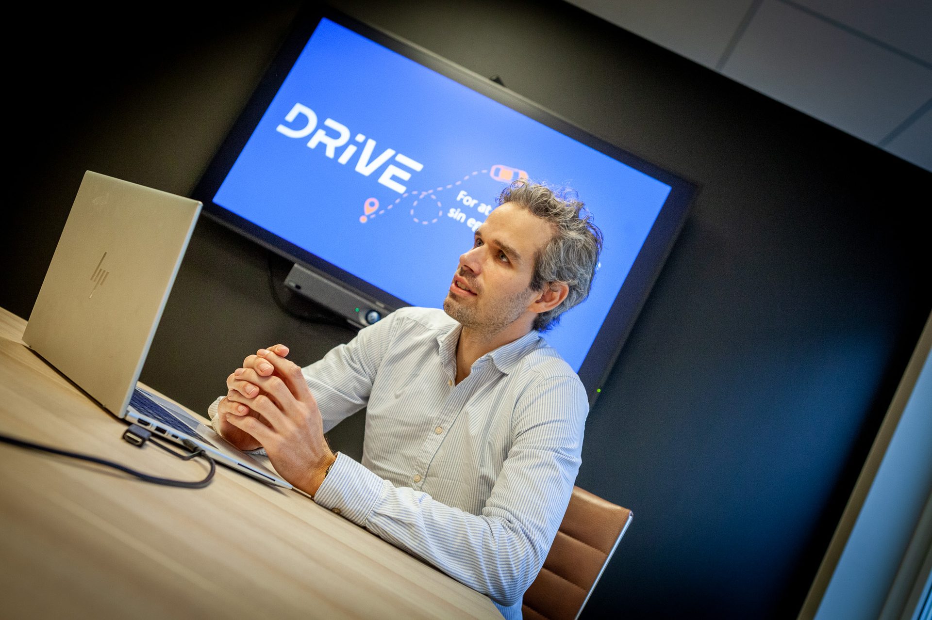 Output device, Personal computer, Table, Gadget, Laptop